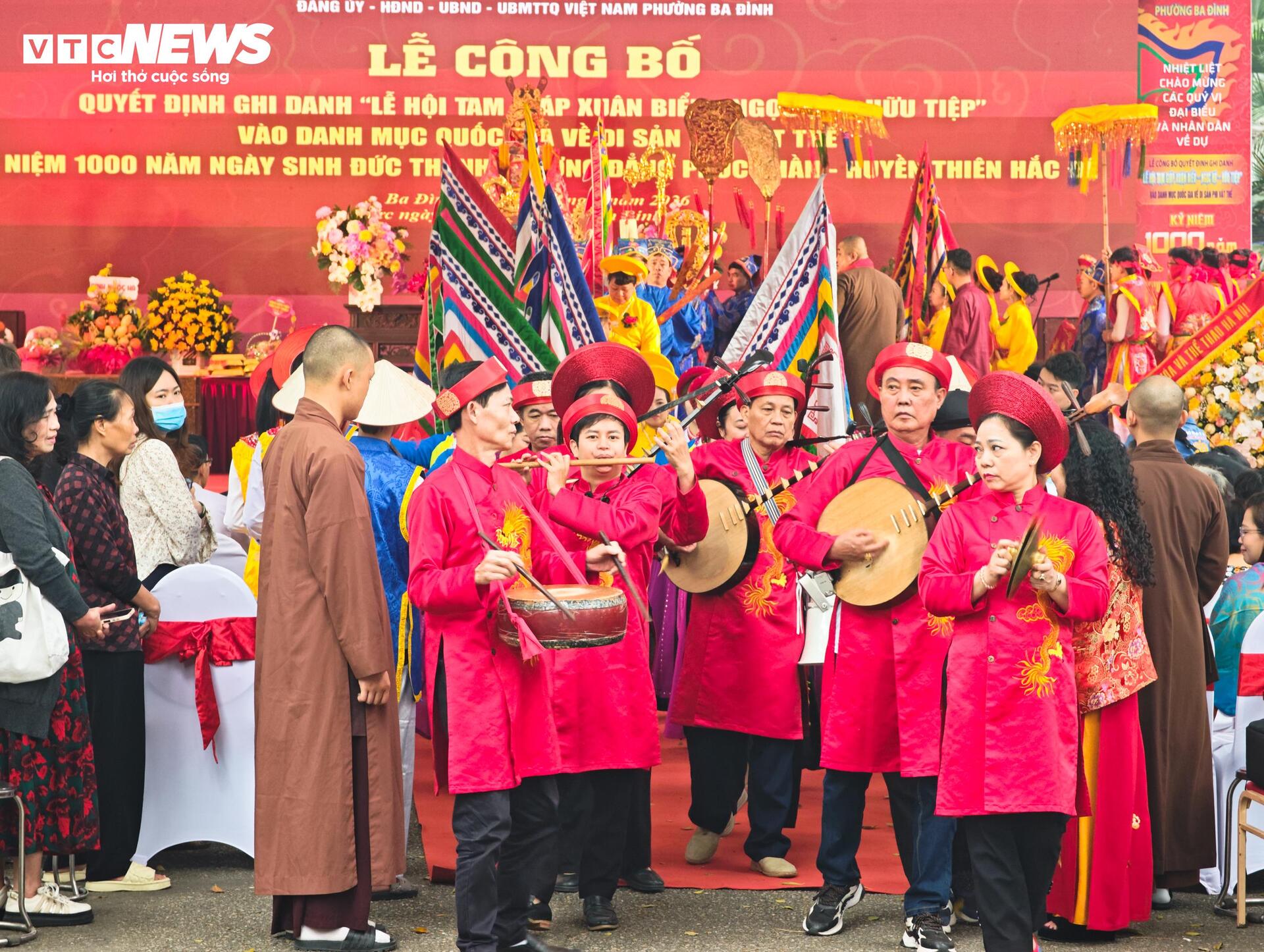 Trai tr&aacute;ng rước kiệu, xoay v&ograve;ng, bứt tốc như lướt s&oacute;ng ở lễ hội cổ H&agrave; Nội- Ảnh 1.