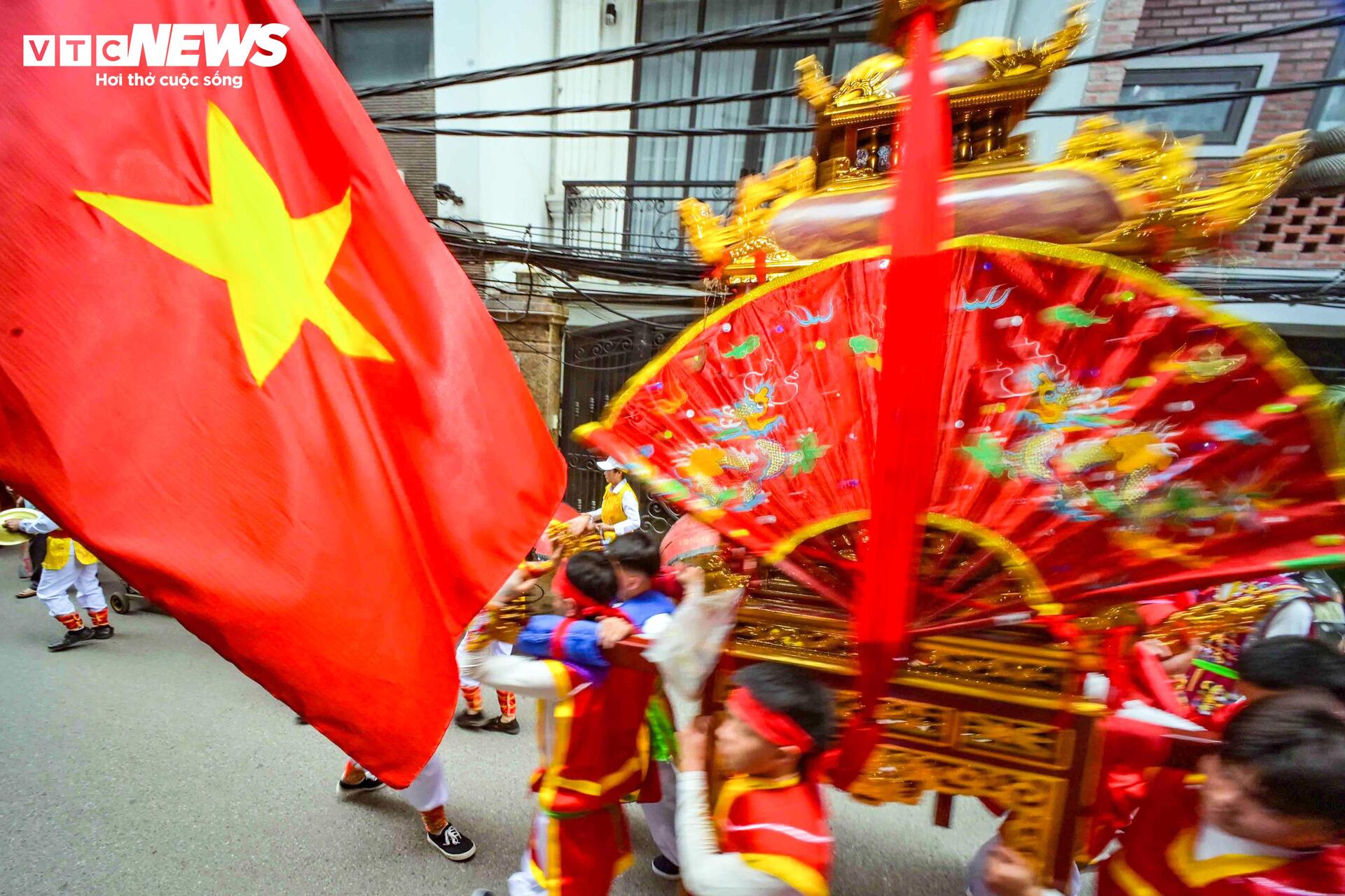 Trai tr&aacute;ng rước kiệu, xoay v&ograve;ng, bứt tốc như lướt s&oacute;ng ở lễ hội cổ H&agrave; Nội- Ảnh 3.