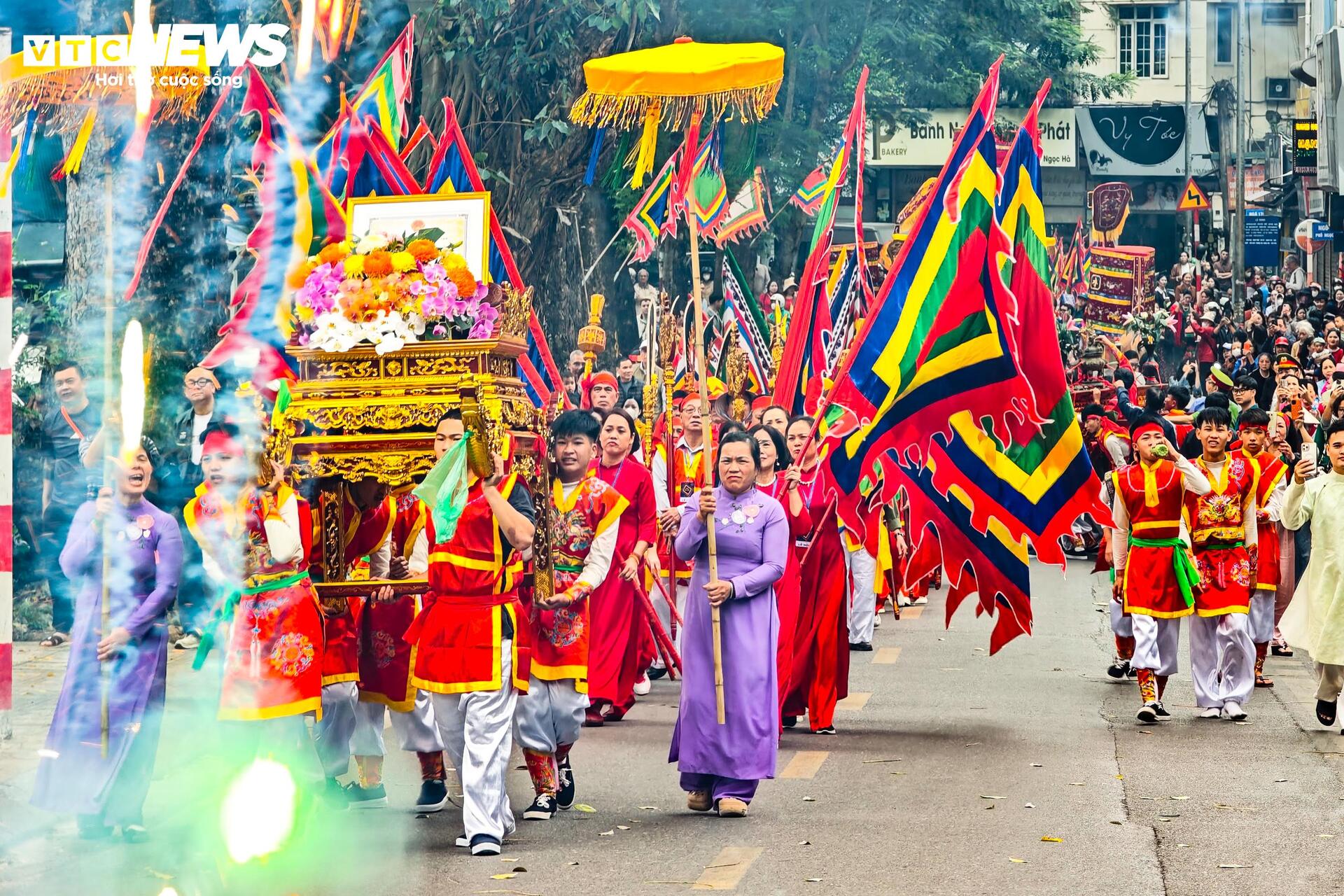 Trai tr&aacute;ng rước kiệu, xoay v&ograve;ng, bứt tốc như lướt s&oacute;ng ở lễ hội cổ H&agrave; Nội- Ảnh 2.