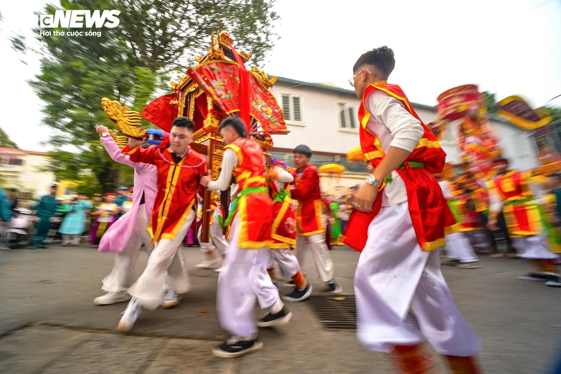 Trai tr&aacute;ng rước kiệu, xoay v&ograve;ng, bứt tốc như lướt s&oacute;ng ở lễ hội cổ H&agrave; Nội- Ảnh 4.