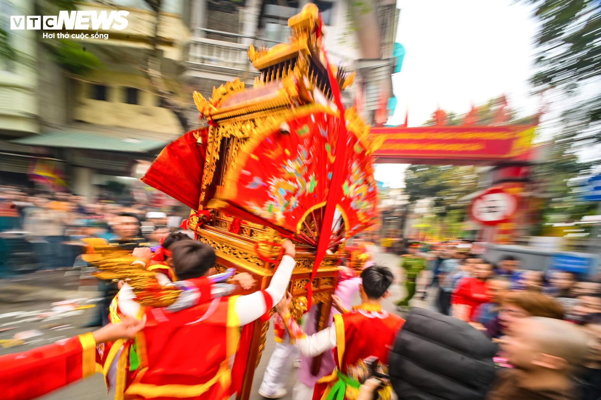 Trai tr&aacute;ng rước kiệu, xoay v&ograve;ng, bứt tốc như lướt s&oacute;ng ở lễ hội cổ H&agrave; Nội- Ảnh 5.