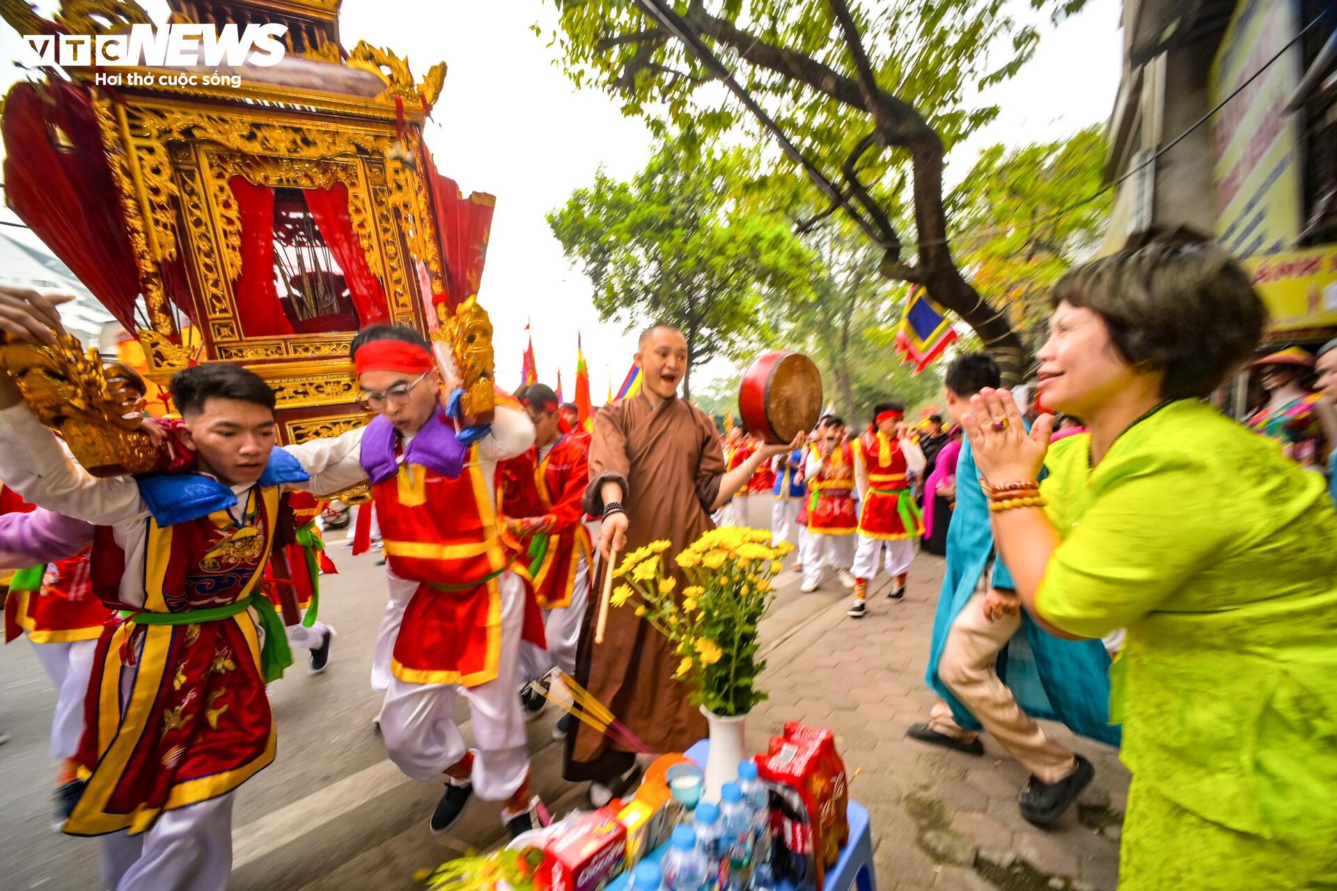 Trai tr&aacute;ng rước kiệu, xoay v&ograve;ng, bứt tốc như lướt s&oacute;ng ở lễ hội cổ H&agrave; Nội- Ảnh 6.