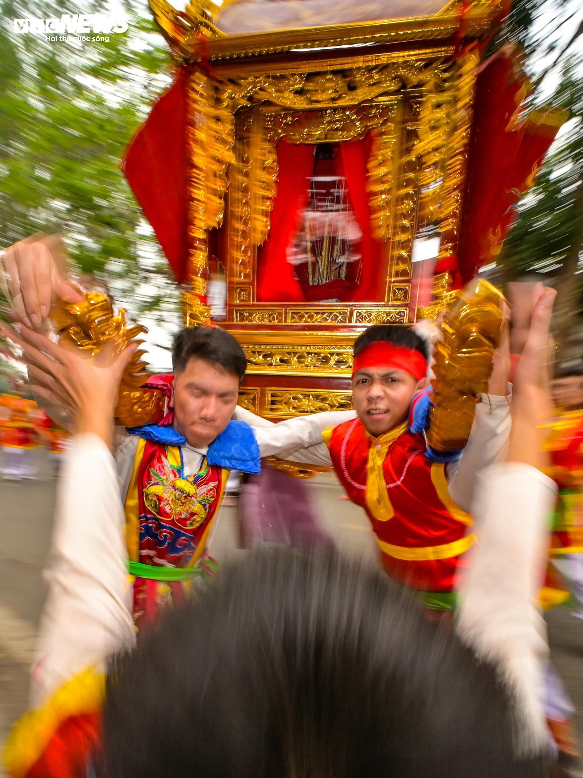 Trai tr&aacute;ng rước kiệu, xoay v&ograve;ng, bứt tốc như lướt s&oacute;ng ở lễ hội cổ H&agrave; Nội- Ảnh 7.