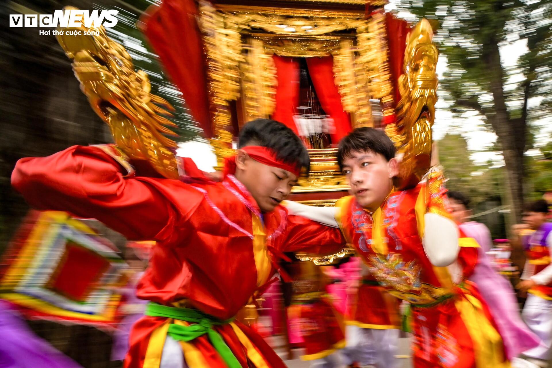 Trai tr&aacute;ng rước kiệu, xoay v&ograve;ng, bứt tốc như lướt s&oacute;ng ở lễ hội cổ H&agrave; Nội- Ảnh 8.