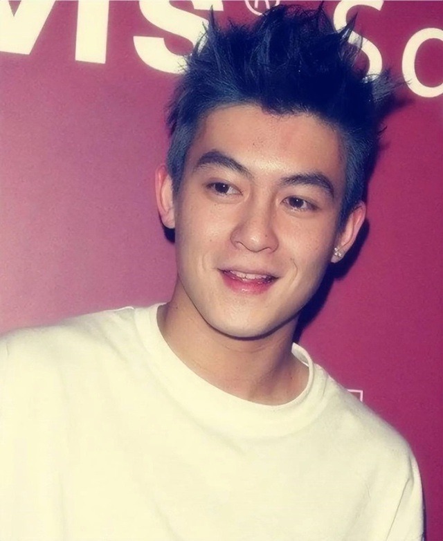 "Badboy kh&eacute;t tiếng" gầy rộc gi&agrave; ch&aacute;t g&acirc;y sốc, v&igrave; 1.300 tấm ảnh m&agrave; vĩnh viễn bị showbiz "cấm cửa"- Ảnh 8.