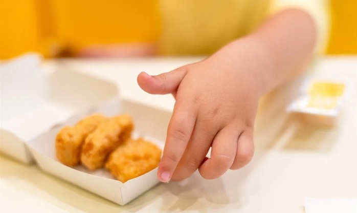 Nạp qu&aacute; nhiều những m&oacute;n ăn n&agrave;y, trẻ dễ "tăng động" - Ảnh 1.