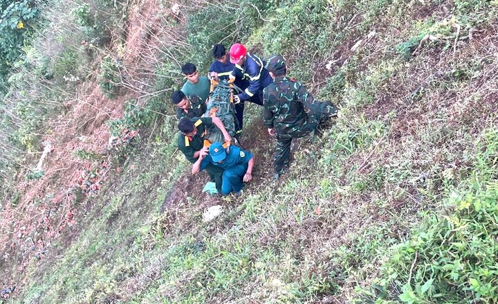 Xe tải lao xuống vực s&acirc;u ở Quảng Ng&atilde;i, 3 người thương vong- Ảnh 1.