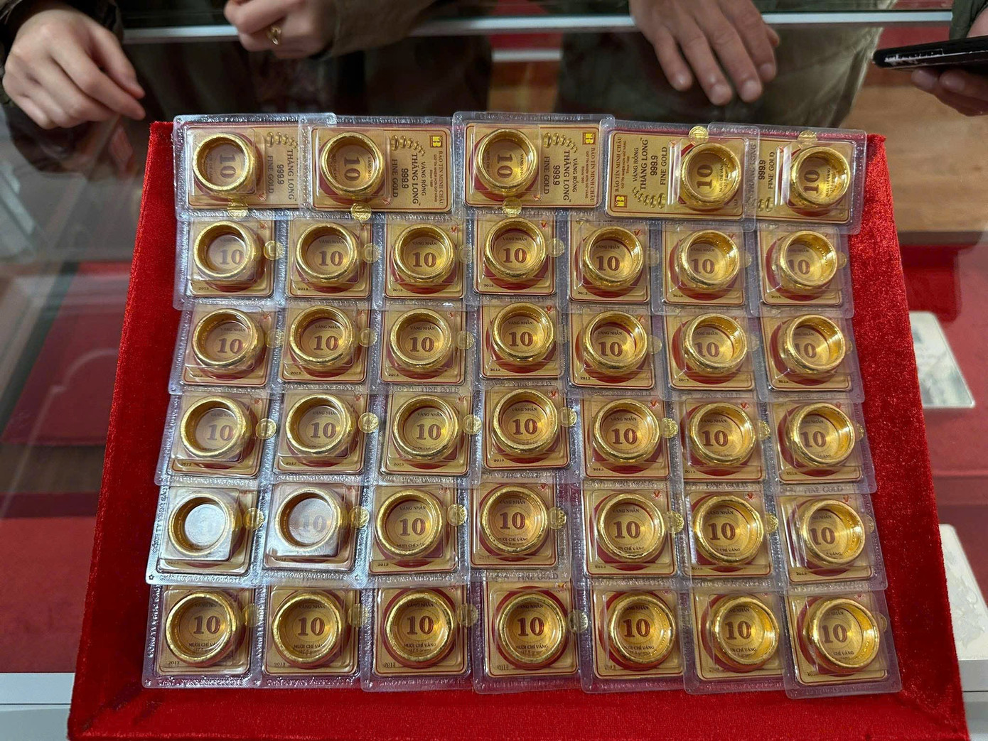 Gi&aacute; v&agrave;ng bất ngờ tăng đồng loạt- Ảnh 1.