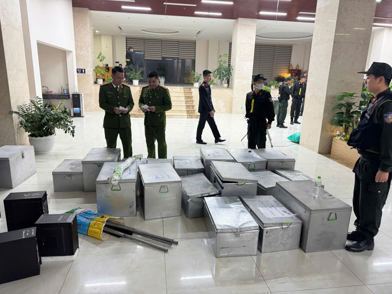 Bắt gi&aacute;m đốc Ho&agrave;ng Văn Cường ở V&acirc;n Đồn, kh&aacute;m x&eacute;t c&ocirc;ng ty ph&aacute;t hiện nhiều b&iacute; mật đ&aacute;ng ngờ b&ecirc;n trong- Ảnh 1.