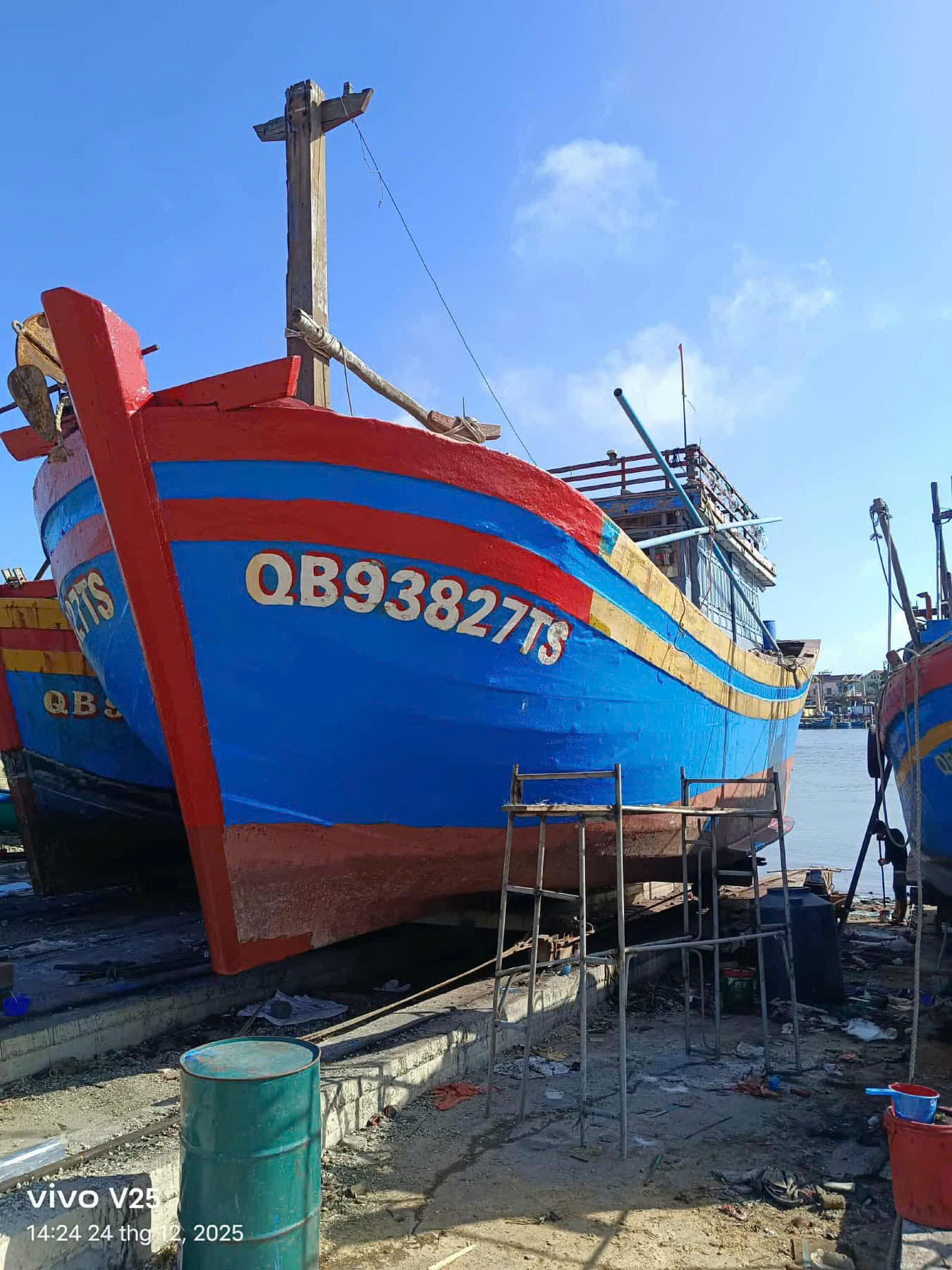 T&agrave;u c&aacute; c&ugrave;ng 2 ngư d&acirc;n bỗng dưng mất t&iacute;ch tr&ecirc;n biển Sơn Tr&agrave;- Ảnh 1.