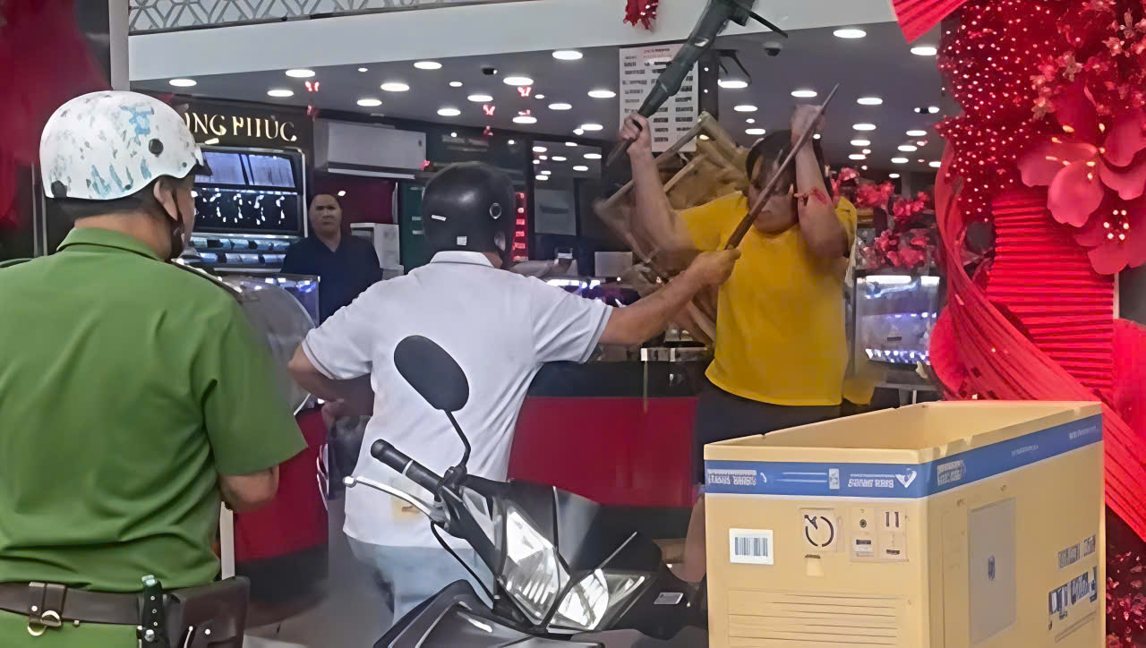 Người phụ nữ cầm dao "quậy tưng" tiệm v&agrave;ng ở Mỹ Tho- Ảnh 1.