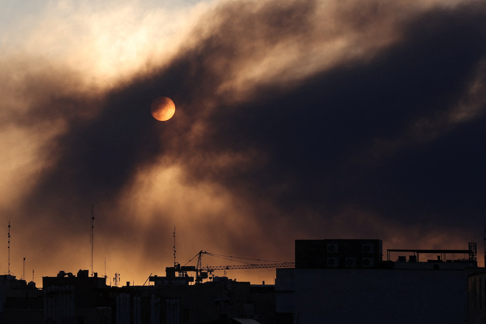 Ch&ugrave;m ảnh: Nh&igrave;n lại một tuần Iran ch&igrave;m trong cuộc xung đột "chưa từng c&oacute;"- Ảnh 17.