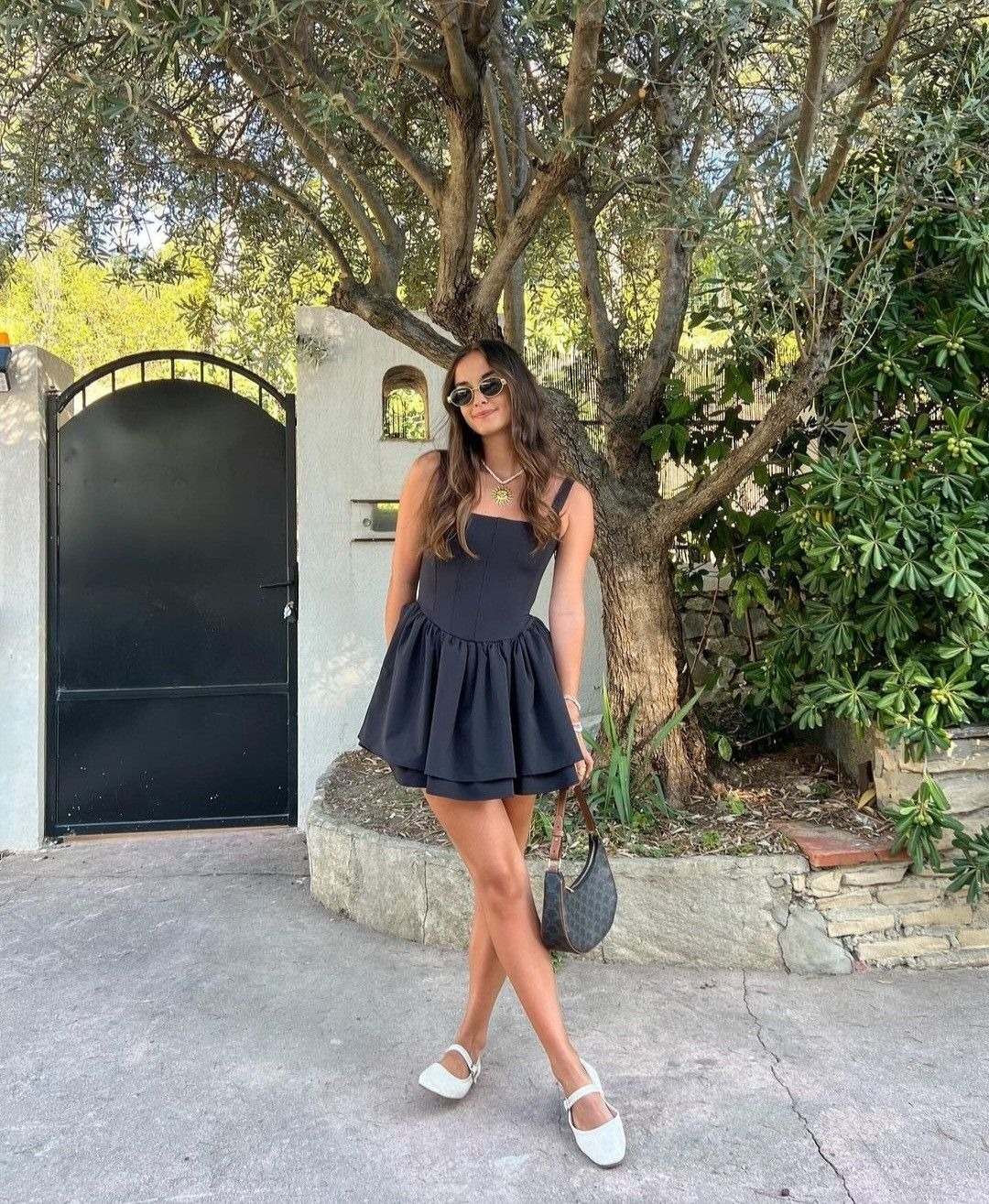 3 mẫu gi&agrave;y h&egrave; &ecirc;m ch&acirc;n t&ocirc;n d&aacute;ng, diện với quần jeans hay ch&acirc;n v&aacute;y đều "over hợp"- Ảnh 17.