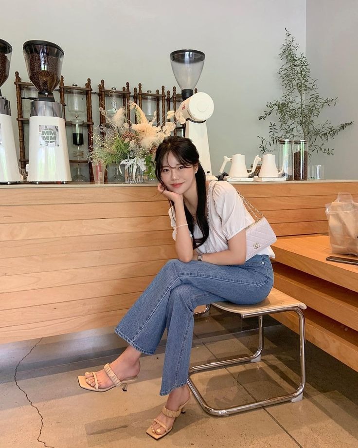 3 mẫu gi&agrave;y h&egrave; &ecirc;m ch&acirc;n t&ocirc;n d&aacute;ng, diện với quần jeans hay ch&acirc;n v&aacute;y đều "over hợp"- Ảnh 11.