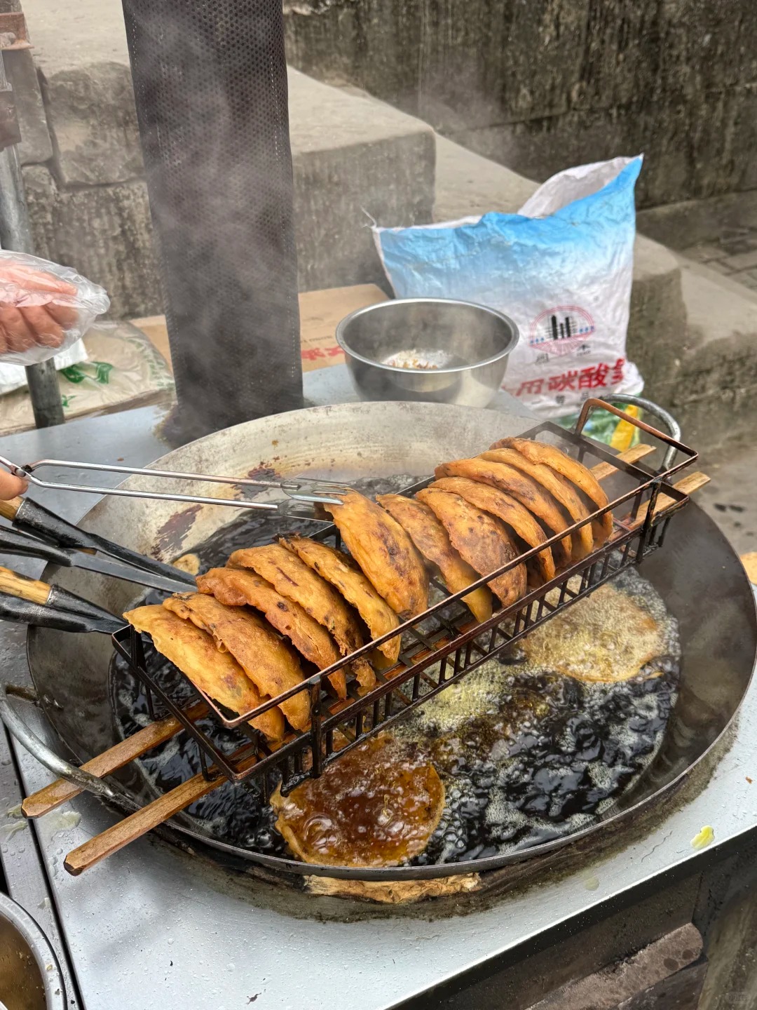 Kh&aacute;m ph&aacute; 6 m&oacute;n ăn lề đường "đỉnh n&oacute;c" khiến d&acirc;n bản địa m&ecirc; mẩn ở Tứ Xuy&ecirc;n, m&oacute;n số 6 giống hệt b&aacute;nh m&igrave; ph&aacute; lấu Việt Nam!- Ảnh 16.