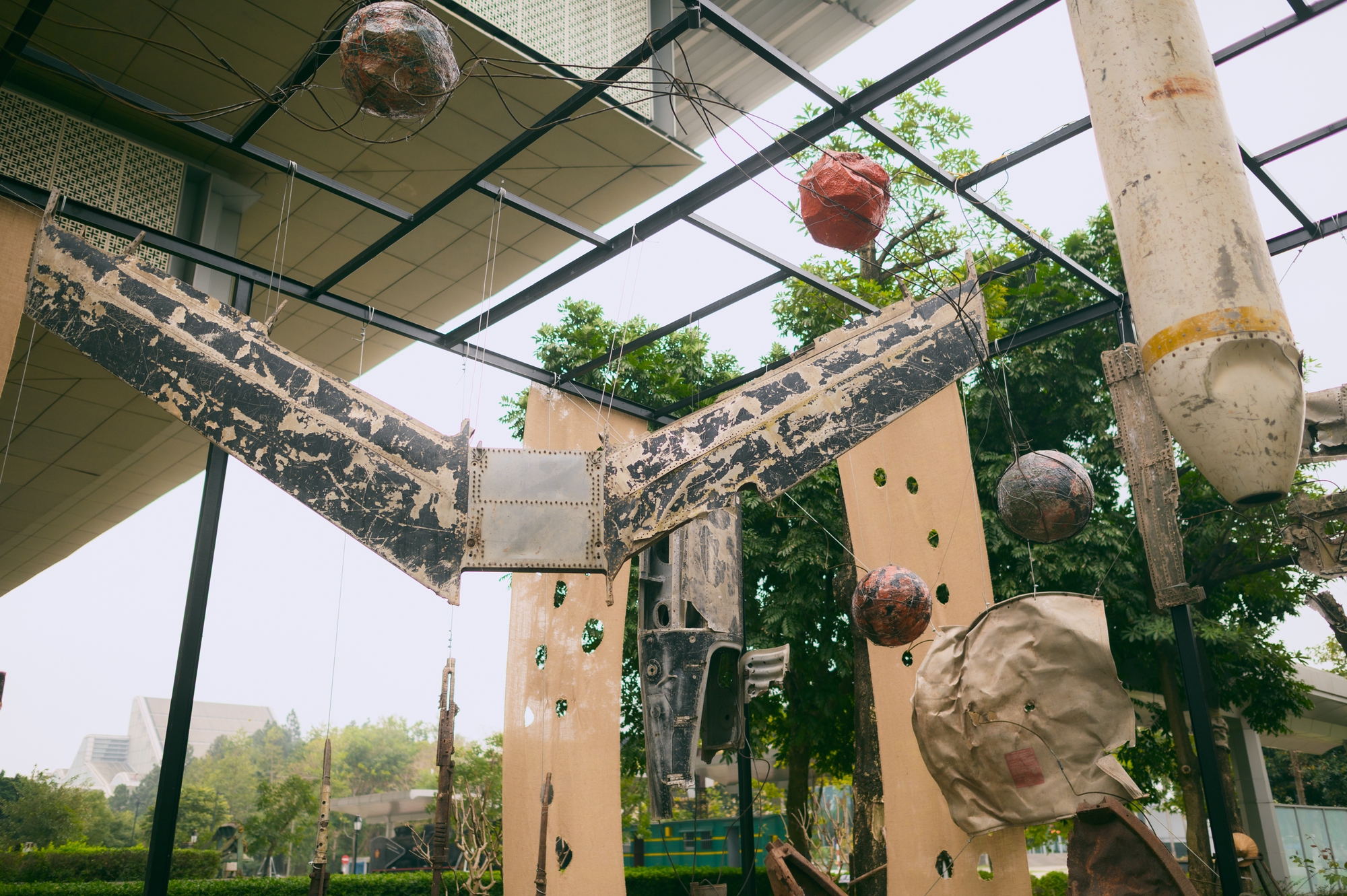 Đem cả x&aacute;c m&aacute;y bay v&agrave; vỏ bom ra trưng b&agrave;y, 2 kh&ocirc;ng gian nghệ thuật mới ở Bảo t&agrave;ng H&agrave; Nội khiến nhiều người nổi da g&agrave;- Ảnh 12.