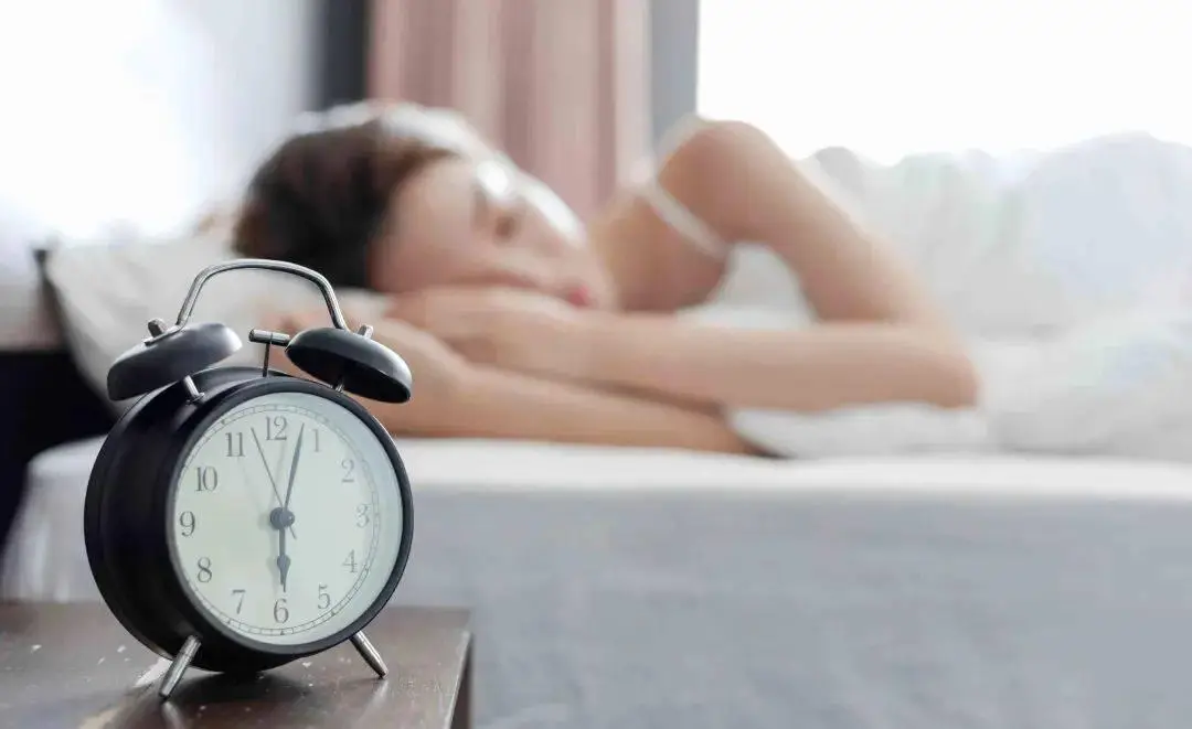 Ngủ đủ 8 tiếng nhưng bỏ qu&ecirc;n điều n&agrave;y cũng v&ocirc; &iacute;ch: Nhiều người mắc phải khiến cơ thể gi&agrave; nhanh- Ảnh 2.