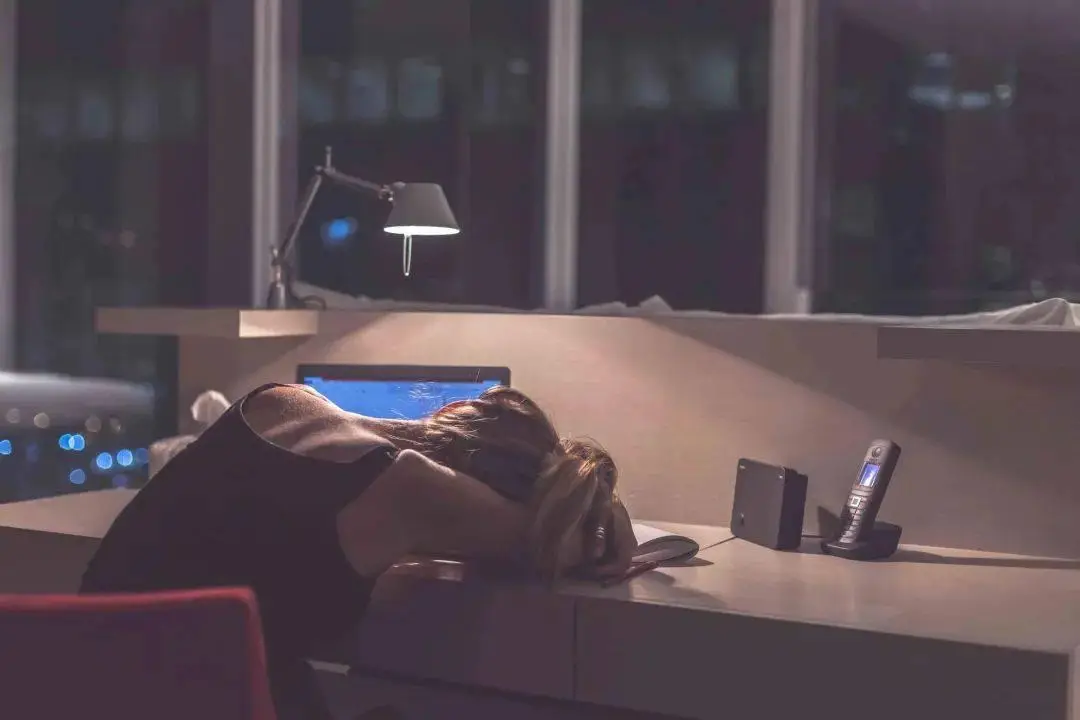 Ngủ đủ 8 tiếng nhưng bỏ qu&ecirc;n điều n&agrave;y cũng v&ocirc; &iacute;ch: Nhiều người mắc phải khiến cơ thể gi&agrave; nhanh- Ảnh 1.