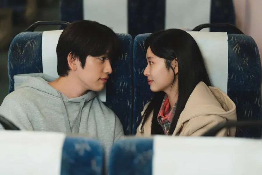 M&agrave;n ảnh H&agrave;n mới c&oacute; 1 tuyệt phẩm ng&ocirc;n t&igrave;nh ngọt lịm tim: Cặp ch&iacute;nh chemistry ngập trời, hơi thở thanh xu&acirc;n s&aacute;ng bừng khung h&igrave;nh- Ảnh 2.