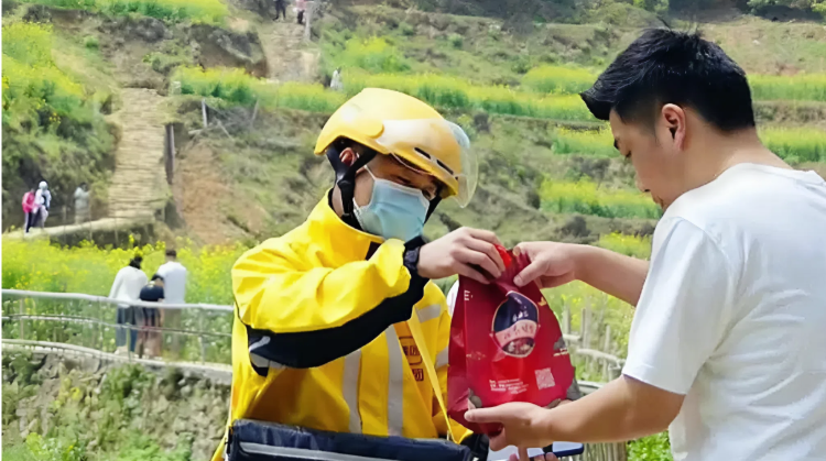 Bỏ phố x&aacute;, ch&agrave;ng trai 26 tuổi l&agrave;m shipper độc quyền ở n&ocirc;ng th&ocirc;n, kiếm gần 40 triệu đồng/th&aacute;ng: Lương cao, đỡ cạnh tranh lại gần gia đ&igrave;nh- Ảnh 1.