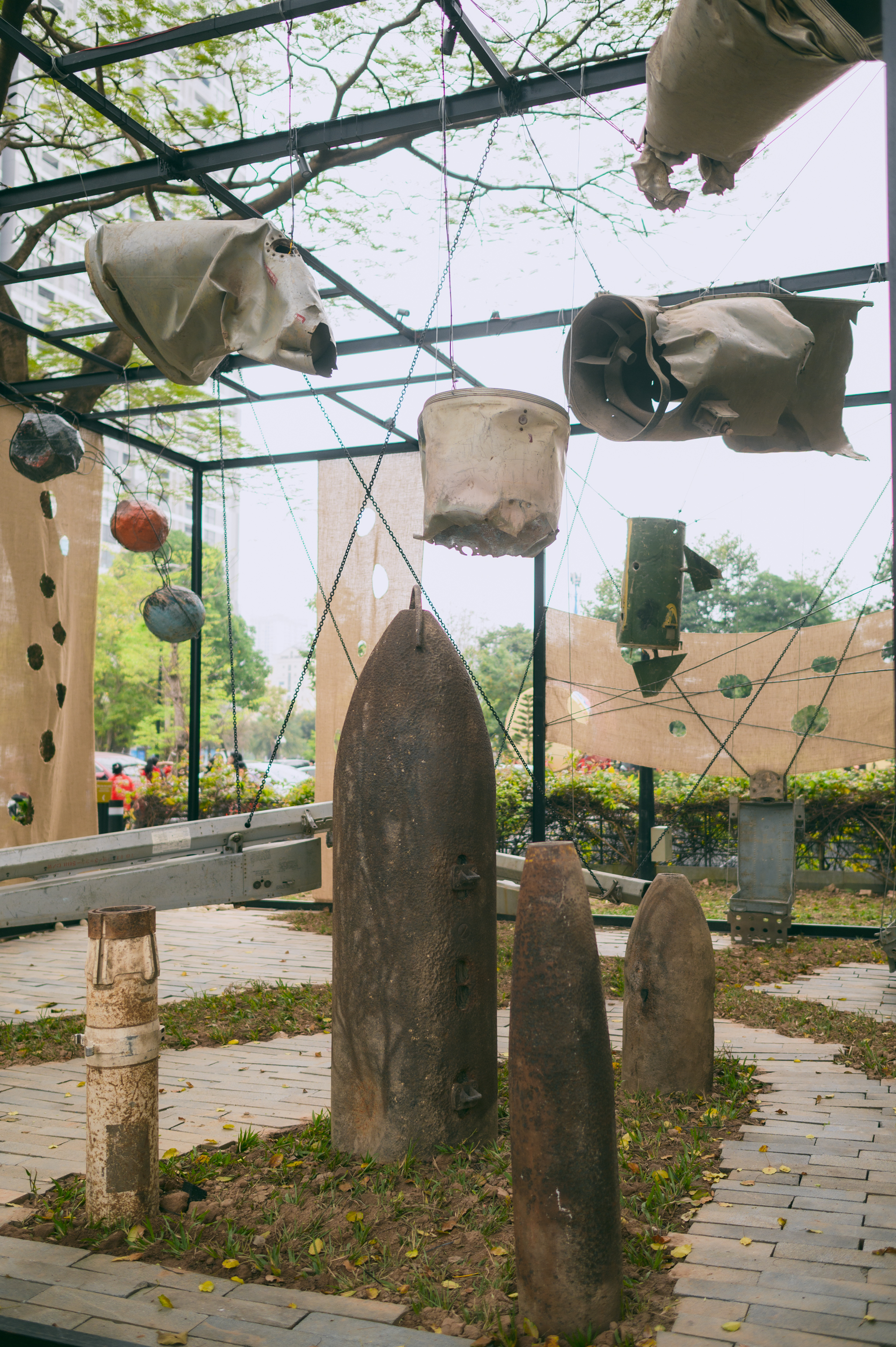 Đem cả x&aacute;c m&aacute;y bay v&agrave; vỏ bom ra trưng b&agrave;y, 2 kh&ocirc;ng gian nghệ thuật mới ở Bảo t&agrave;ng H&agrave; Nội khiến nhiều người nổi da g&agrave;- Ảnh 3.