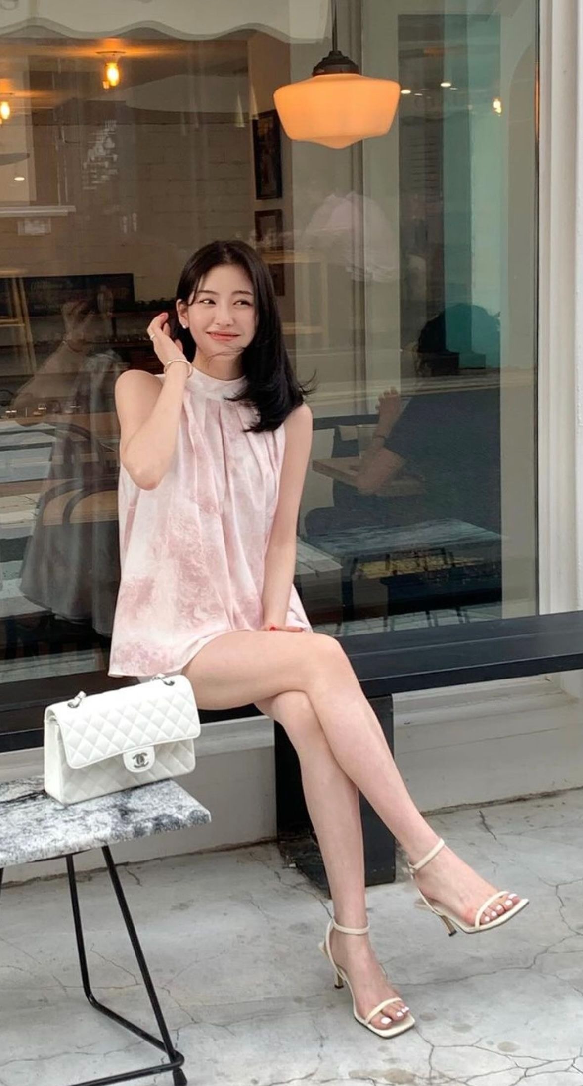 3 mẫu gi&agrave;y h&egrave; &ecirc;m ch&acirc;n t&ocirc;n d&aacute;ng, diện với quần jeans hay ch&acirc;n v&aacute;y đều "over hợp"- Ảnh 10.