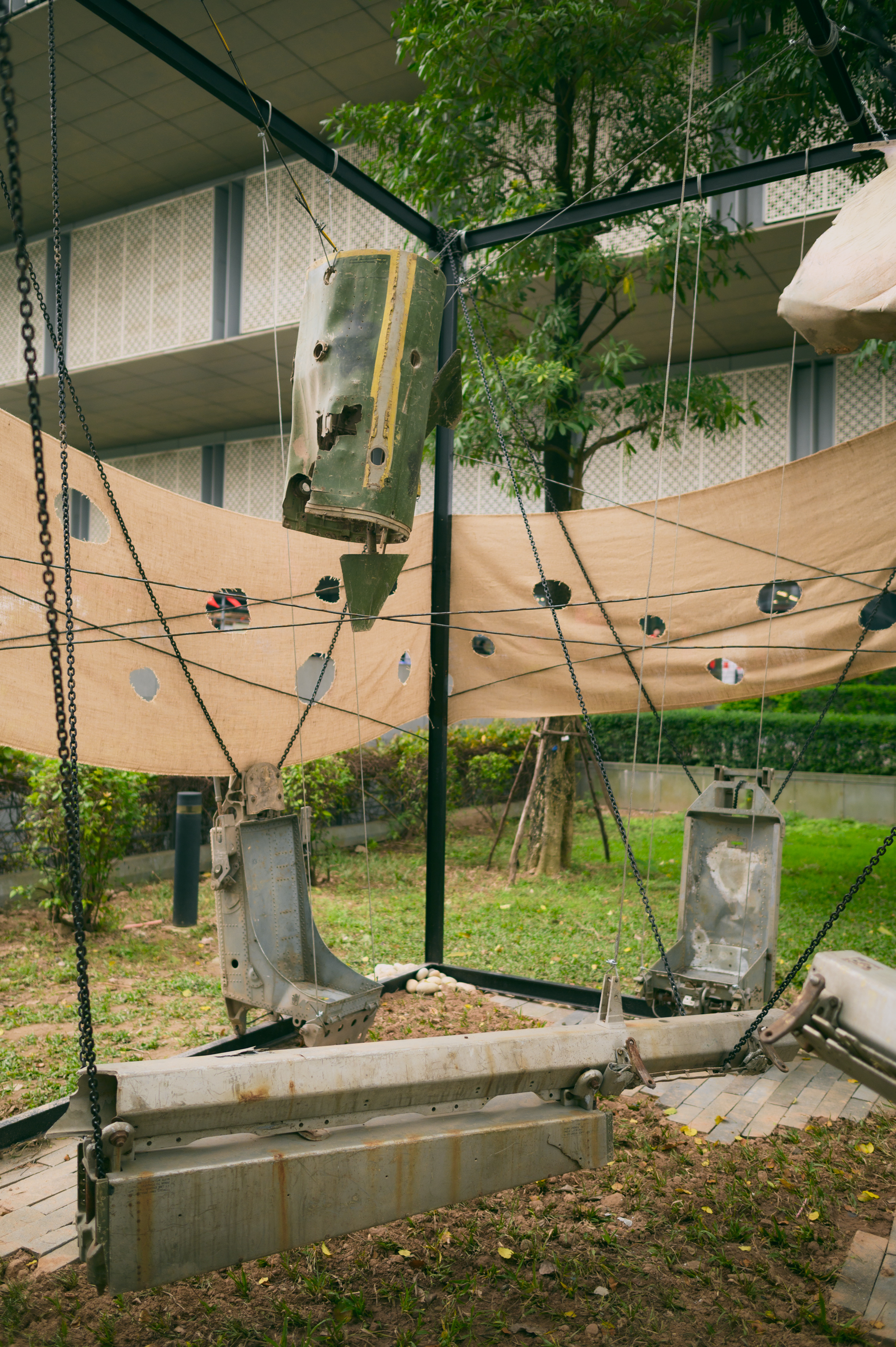 Đem cả x&aacute;c m&aacute;y bay v&agrave; vỏ bom ra trưng b&agrave;y, 2 kh&ocirc;ng gian nghệ thuật mới ở Bảo t&agrave;ng H&agrave; Nội khiến nhiều người nổi da g&agrave;- Ảnh 4.