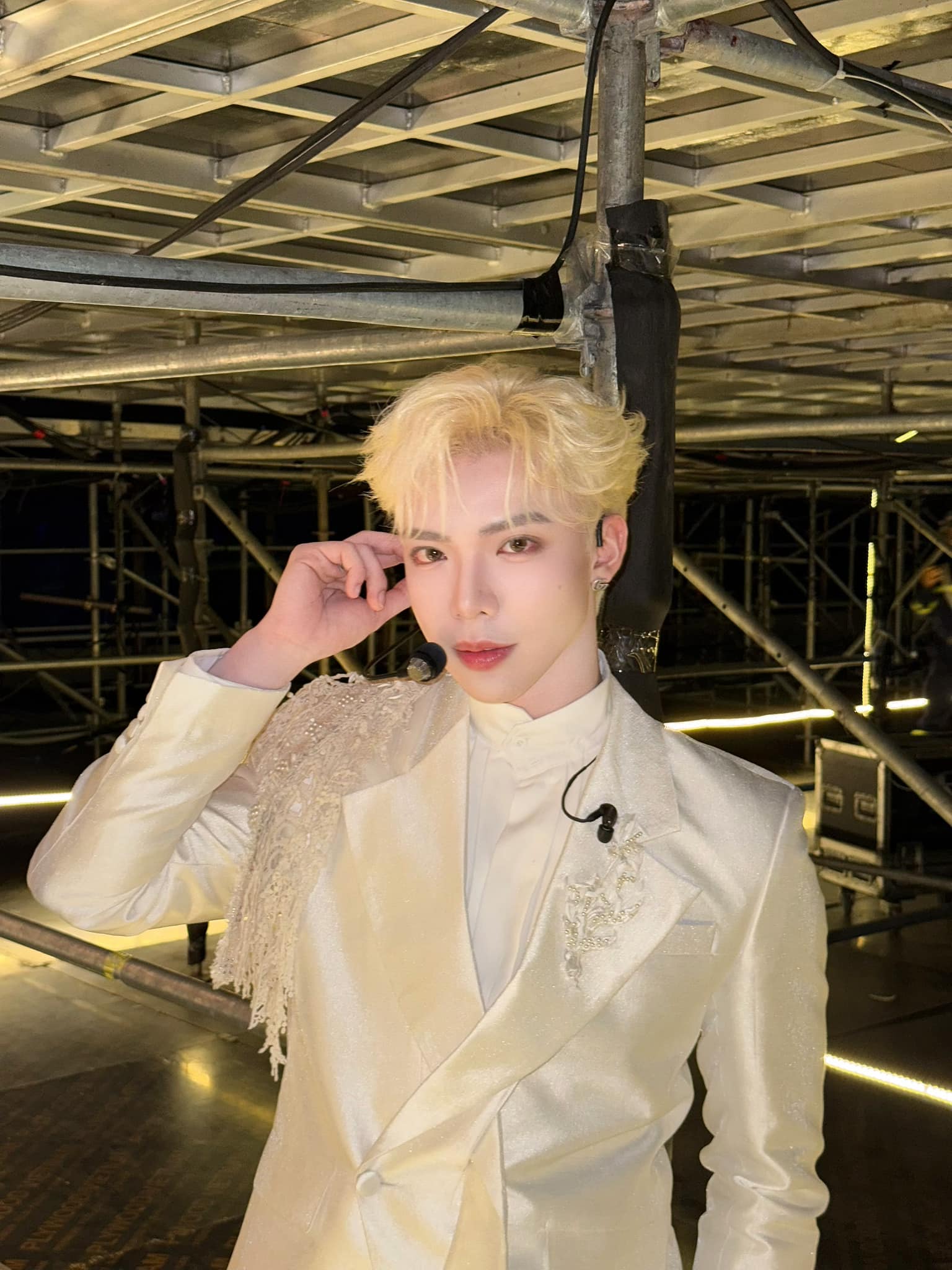 Nam ca sĩ Việt đeo c&aacute;nh d&agrave;i 3 m&eacute;t, lửa bập b&ugrave;ng ch&aacute;y ph&aacute;t sợ- Ảnh 4.