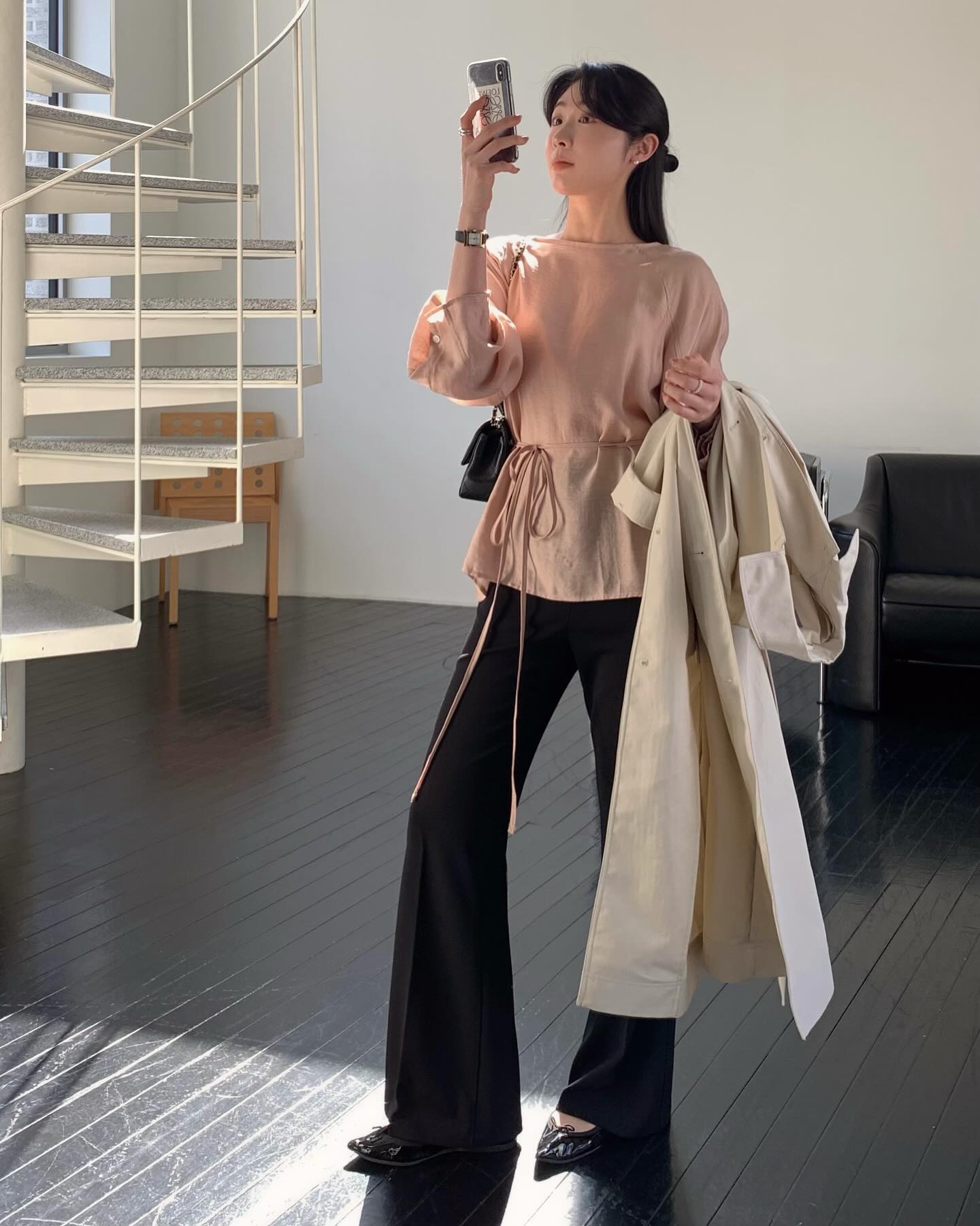 4 c&ocirc;ng thức mặc quần ống rộng t&ocirc;n d&aacute;ng v&agrave; đẹp từ c&ocirc;ng sở ra phố- Ảnh 2.