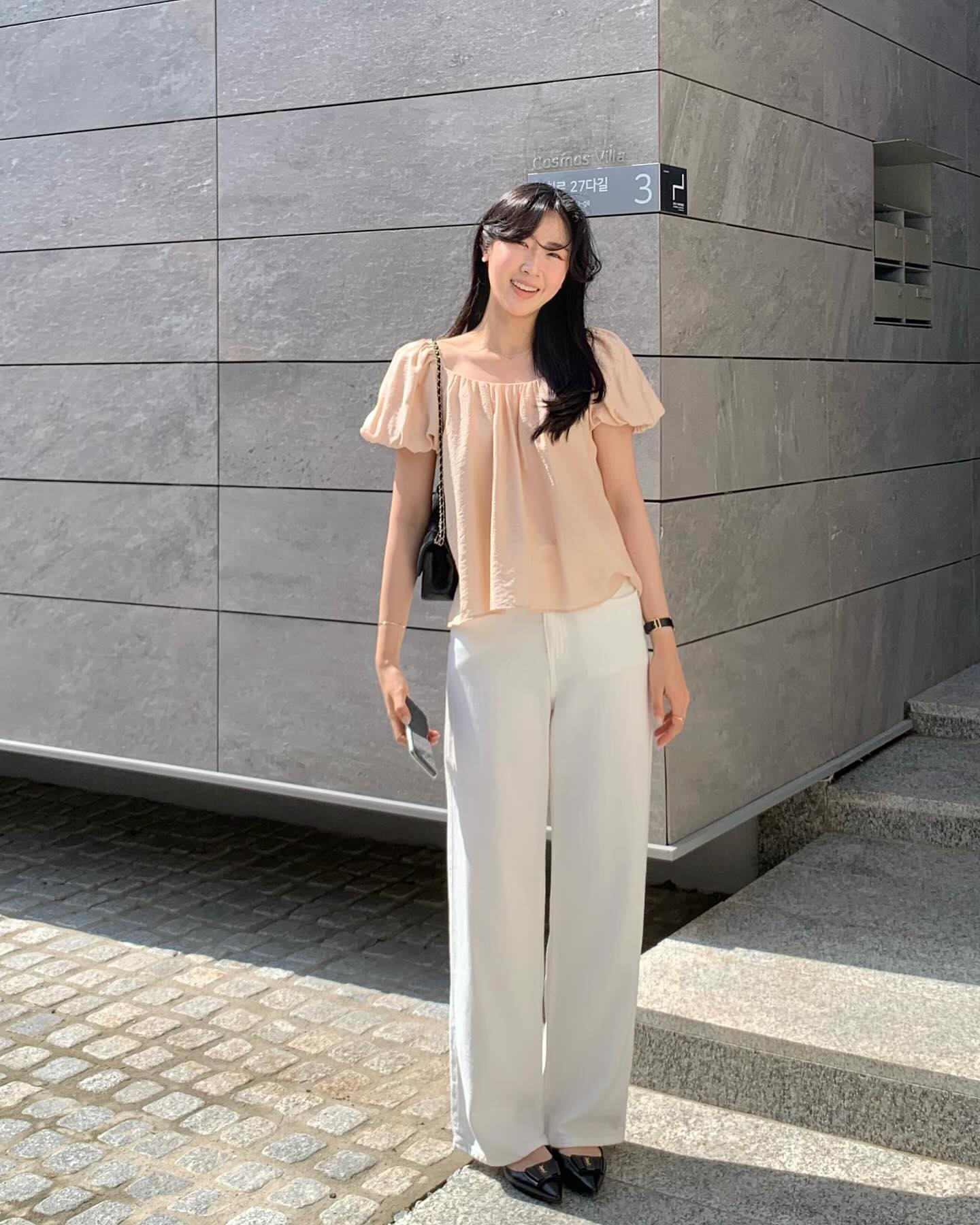 4 c&ocirc;ng thức mặc quần ống rộng t&ocirc;n d&aacute;ng v&agrave; đẹp từ c&ocirc;ng sở ra phố- Ảnh 1.