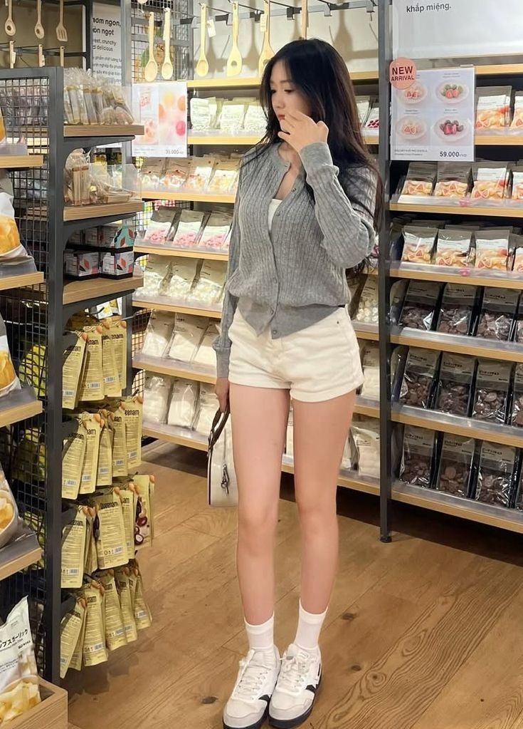 3 mẫu gi&agrave;y h&egrave; &ecirc;m ch&acirc;n t&ocirc;n d&aacute;ng, diện với quần jeans hay ch&acirc;n v&aacute;y đều "over hợp"- Ảnh 4.