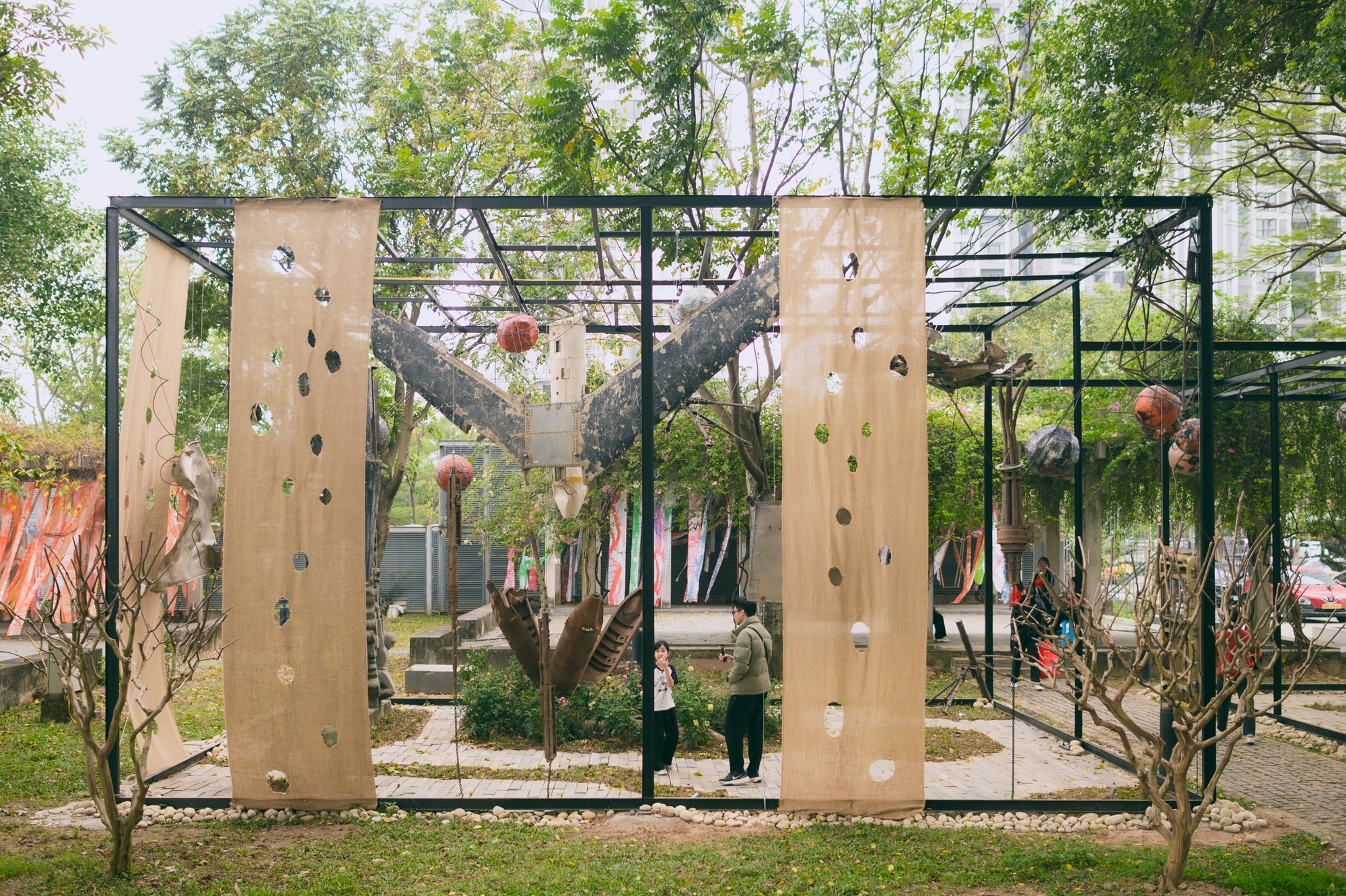 Đem cả x&aacute;c m&aacute;y bay v&agrave; vỏ bom ra trưng b&agrave;y, 2 kh&ocirc;ng gian nghệ thuật mới ở Bảo t&agrave;ng H&agrave; Nội khiến nhiều người nổi da g&agrave;- Ảnh 5.