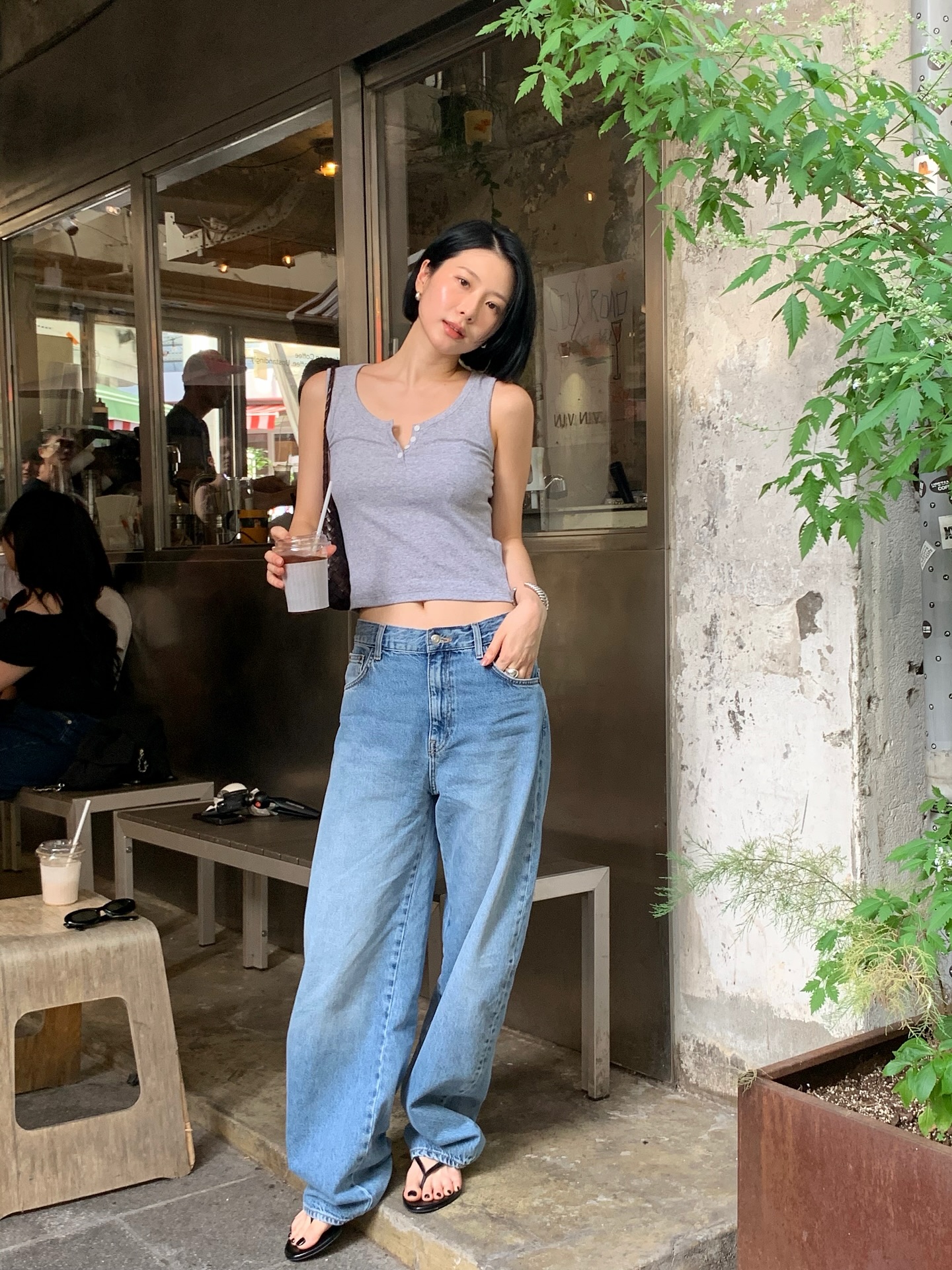 Mặc đẹp rất đơn giản nếu chị em c&oacute; 4 m&oacute;n đồ denim đang l&agrave; mốt- Ảnh 7.