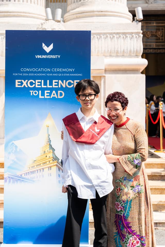 Bức ảnh &ldquo;Mẹ C&ograve;i&rdquo; chở 3 đứa con đi học ở H&agrave; Nội bất ngờ được chia sẻ lại c&ugrave;ng c&acirc;u chuyện &ldquo;sức bền&rdquo; của người phụ nữ- Ảnh 2.