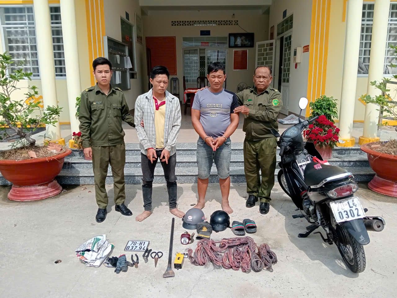 H&agrave;ng loạt trụ điện chiếu s&aacute;ng bỗng tắt lịm, c&ocirc;ng an ph&aacute;t hiện sự thật trong rừng cao su- Ảnh 1.