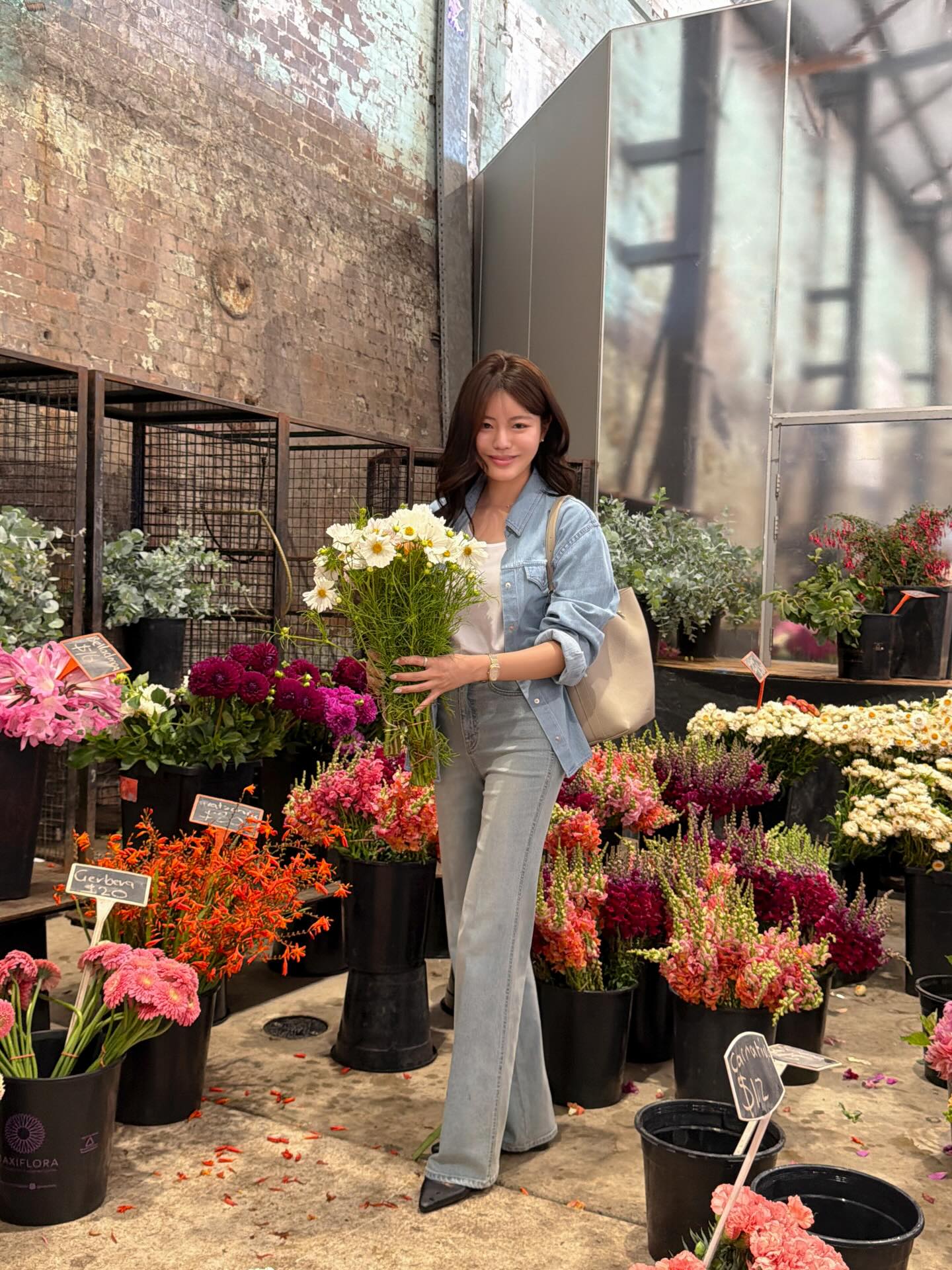 Mặc đẹp rất đơn giản nếu chị em c&oacute; 4 m&oacute;n đồ denim đang l&agrave; mốt- Ảnh 9.