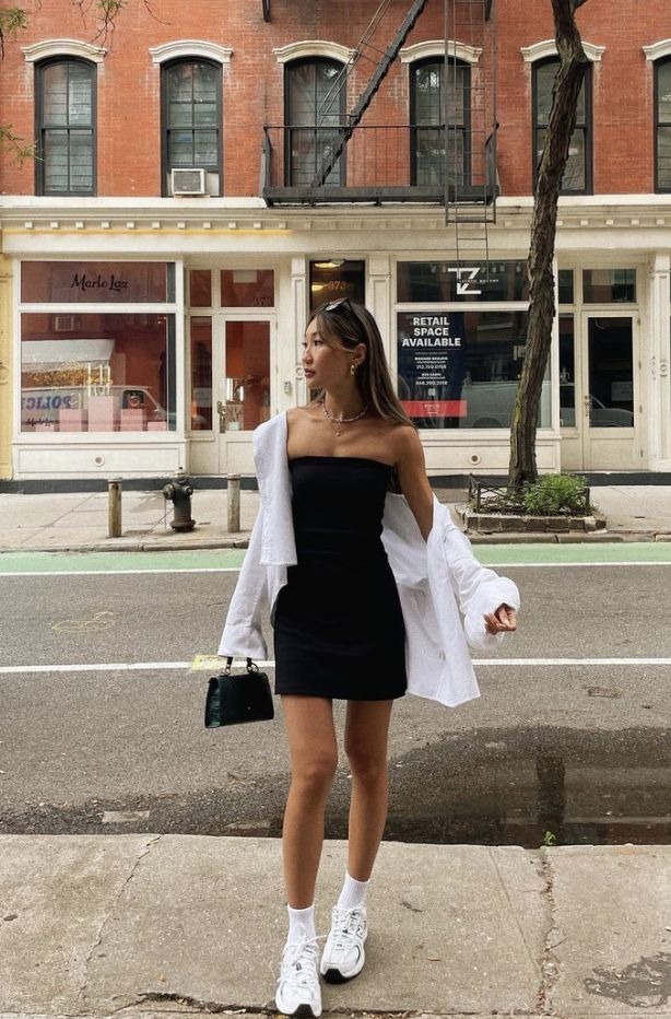 3 mẫu gi&agrave;y h&egrave; &ecirc;m ch&acirc;n t&ocirc;n d&aacute;ng, diện với quần jeans hay ch&acirc;n v&aacute;y đều "over hợp"- Ảnh 1.