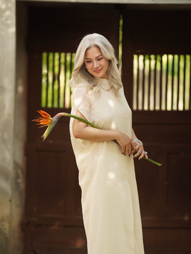 &ldquo;Hoa hậu t&oacute;c bạc&rdquo; của phụ nữ trung ni&ecirc;n: Nhan sắc cao sang của người phụ nữ 52 tuổi g&acirc;y ch&uacute; &yacute; với suối t&oacute;c bạc bồng bềnh- Ảnh 10.