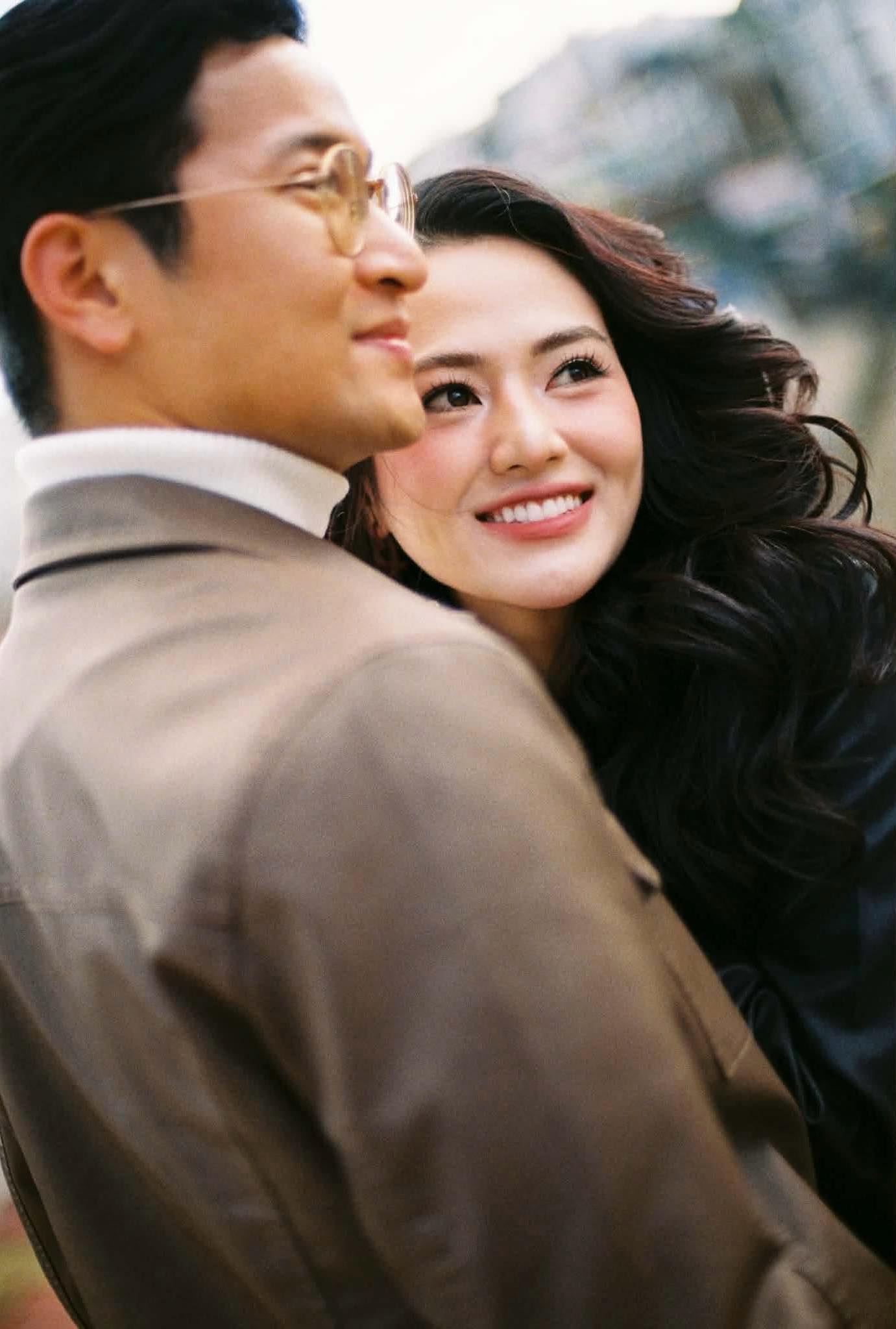 Cặp diễn vi&ecirc;n Việt b&iacute; mật tổ chức đ&aacute;m hỏi, k&egrave; k&egrave; b&ecirc;n nhau kh&ocirc;ng rời- Ảnh 3.