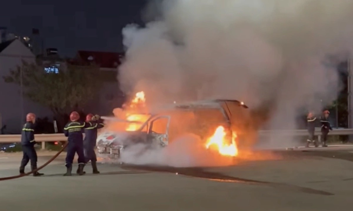 &Ocirc; t&ocirc; bất ngờ bốc ch&aacute;y ng&ugrave;n ngụt tr&ecirc;n xe cứu hộ ở TP.HCM- Ảnh 1.