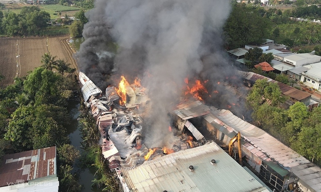 Kho nệm m&uacute;t 1.000m2 bốc ch&aacute;y ng&ugrave;n ngụt, người d&acirc;n s&aacute;t v&aacute;ch hốt hoảng di tản đồ đạc- Ảnh 1.