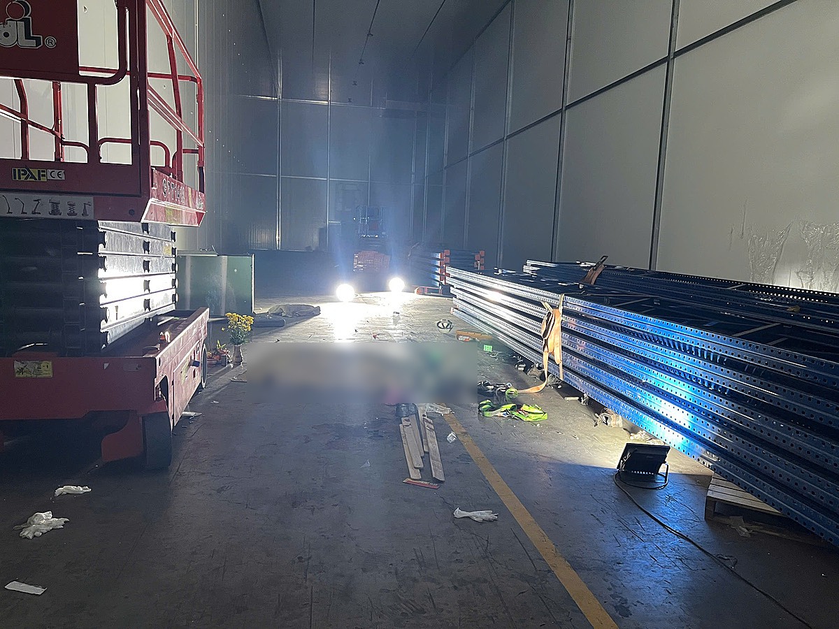 Sập trần kho KCN Sóng Thần khiến 4 người thương vong- Ảnh 1. Sập trần kho KCN Sóng Thần khiến 4 người thương vong- Ảnh 1.