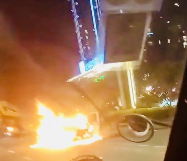 &Ocirc; t&ocirc; bất ngờ bốc ch&aacute;y ng&ugrave;n ngụt tr&ecirc;n xe cứu hộ ở TP.HCM- Ảnh 2.