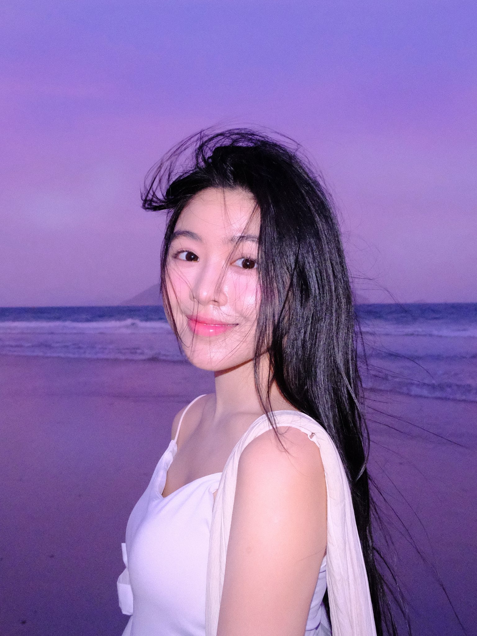 Lọ Lem kh&ocirc;ng mặc bikini, ra biển vẫn l&agrave; nữ thần!- Ảnh 1.