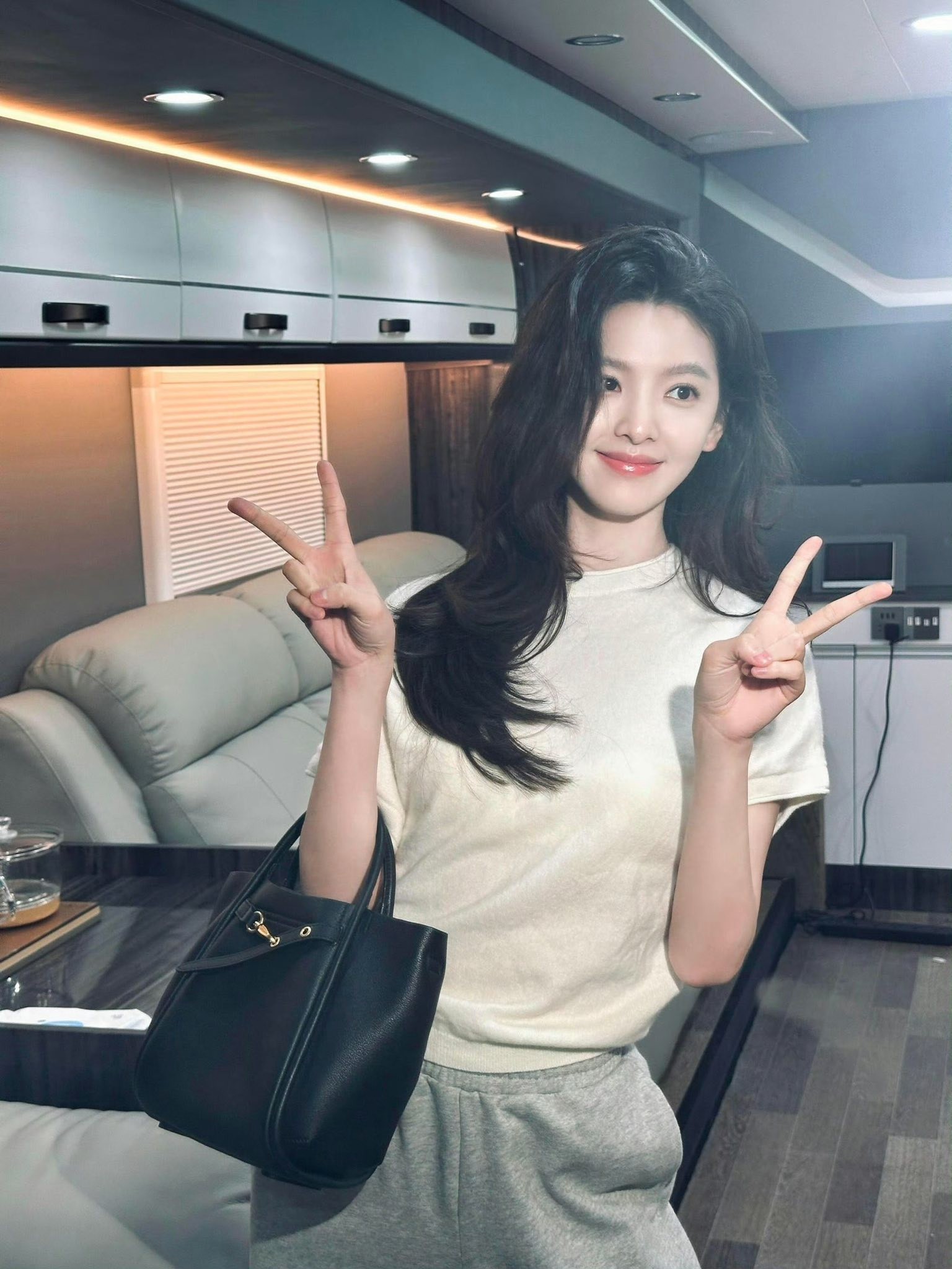 Bạch nguyệt quang Cbiz ch&agrave;o camera 1 gi&acirc;y m&agrave; lụy 9 th&aacute;ng 10 ng&agrave;y: Visual "chặt đẹp" Getty Images, style basic m&agrave; xinh đi&ecirc;n- Ảnh 12.