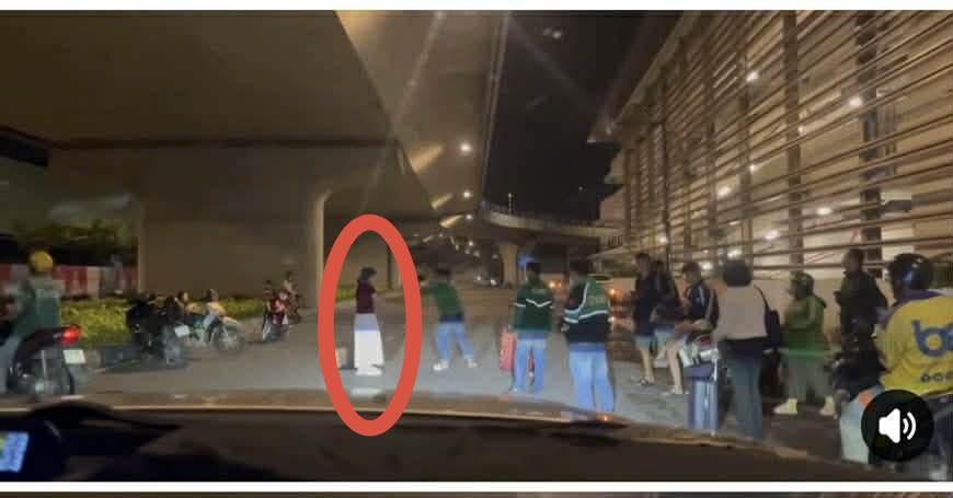 C&ocirc;ng an TP.HCM truy t&igrave;m người phụ nữ &aacute;o đỏ bị "xe &ocirc;m c&ocirc;ng nghệ" h&agrave;nh hung tại ga T3- Ảnh 1.