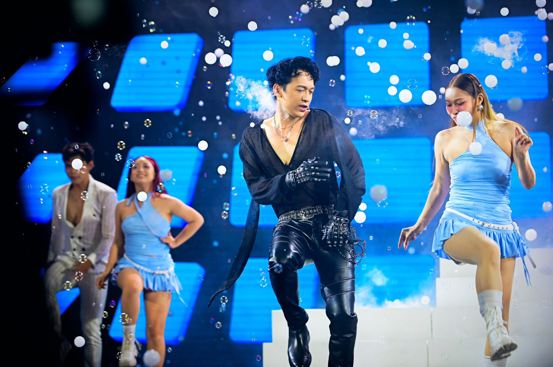 Chủ tịch ACB Trần H&ugrave;ng Huy lại g&acirc;y sốt: &ldquo;Cứ như Soobin Ho&agrave;ng Sơn phi&ecirc;n bản chủ tịch ng&acirc;n h&agrave;ng vậy&rdquo;- Ảnh 4.