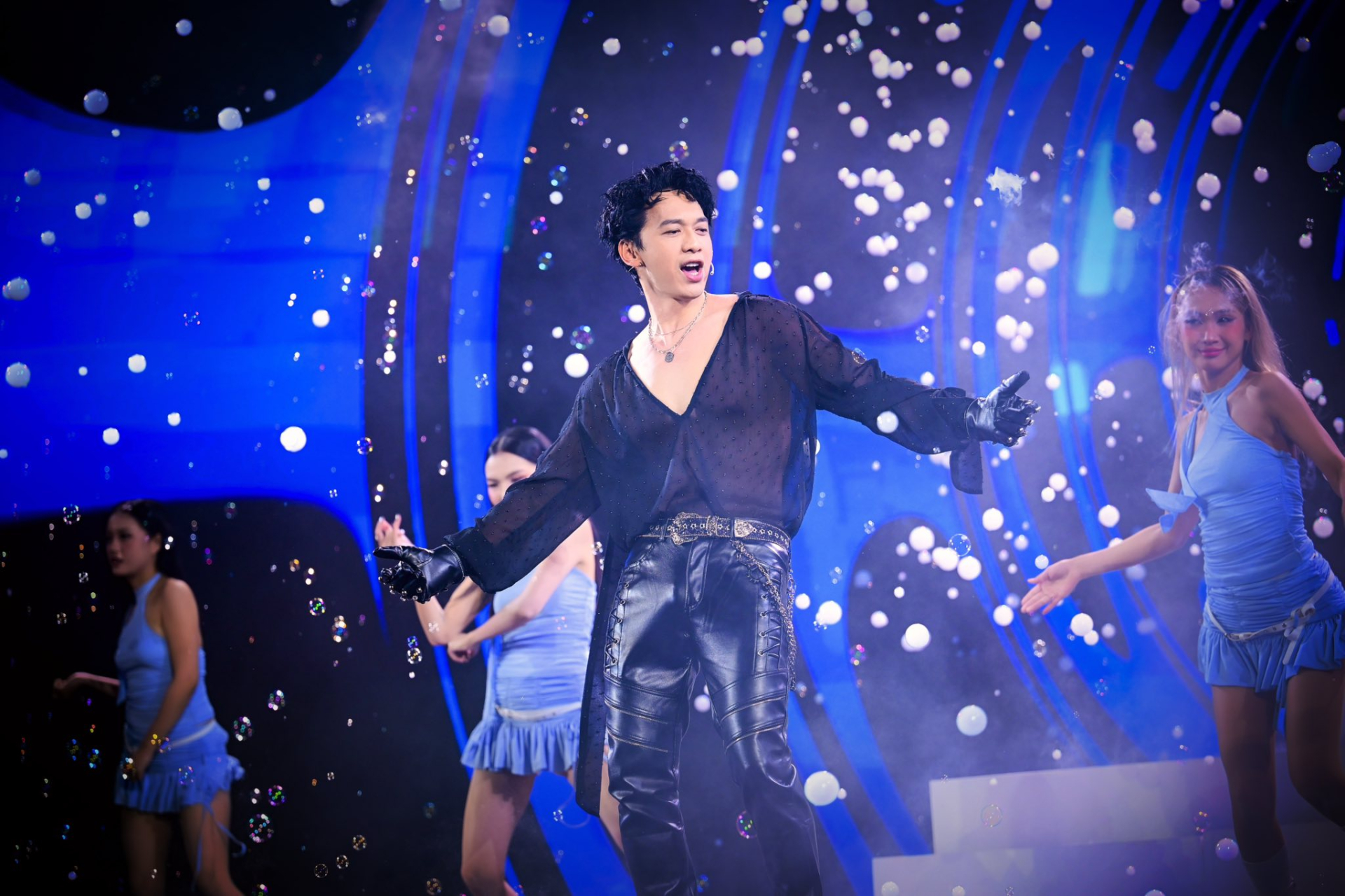 Chủ tịch ACB Trần H&ugrave;ng Huy lại g&acirc;y sốt: &ldquo;Cứ như Soobin Ho&agrave;ng Sơn phi&ecirc;n bản chủ tịch ng&acirc;n h&agrave;ng vậy&rdquo;- Ảnh 2.