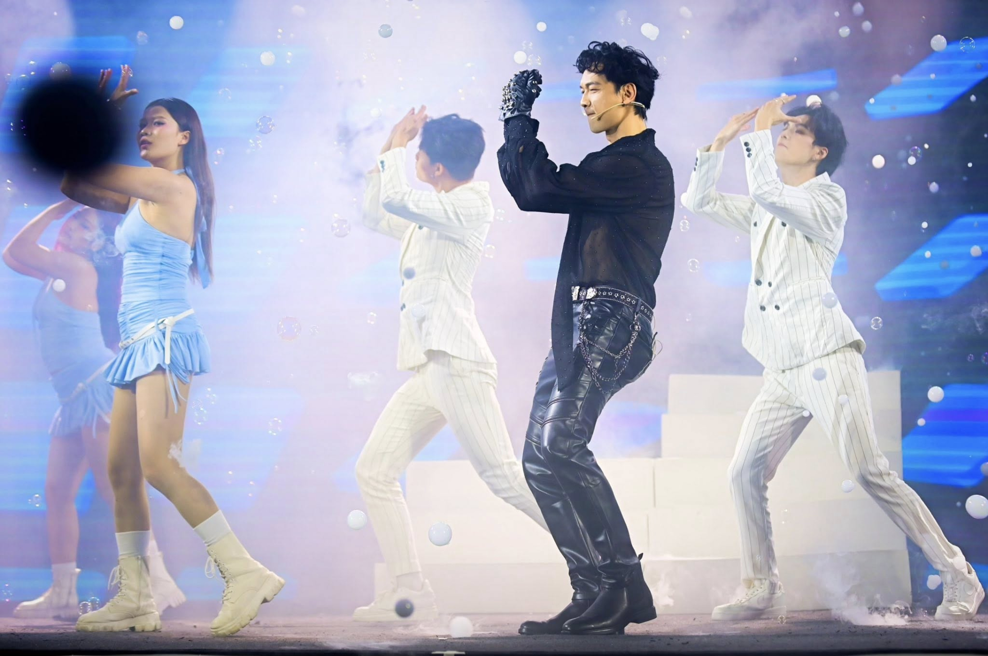 Chủ tịch ACB Trần H&ugrave;ng Huy lại g&acirc;y sốt: &ldquo;Cứ như Soobin Ho&agrave;ng Sơn phi&ecirc;n bản chủ tịch ng&acirc;n h&agrave;ng vậy&rdquo;- Ảnh 3.