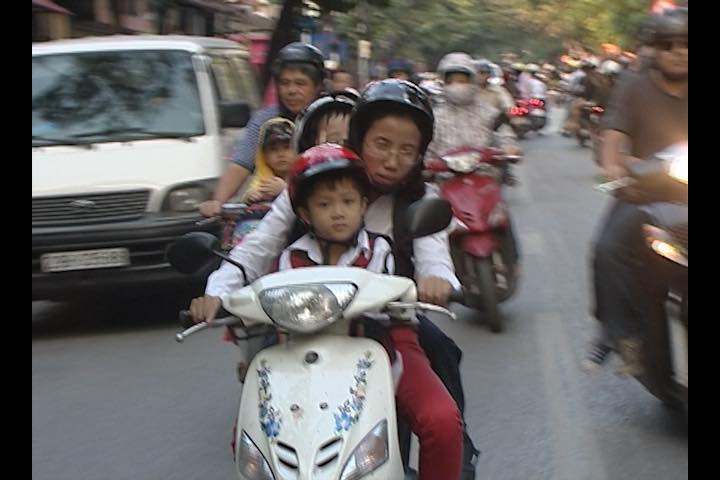 Bức ảnh &ldquo;Mẹ C&ograve;i&rdquo; chở 3 đứa con đi học ở H&agrave; Nội bất ngờ được chia sẻ lại c&ugrave;ng c&acirc;u chuyện &ldquo;sức bền&rdquo; của người phụ nữ- Ảnh 1.